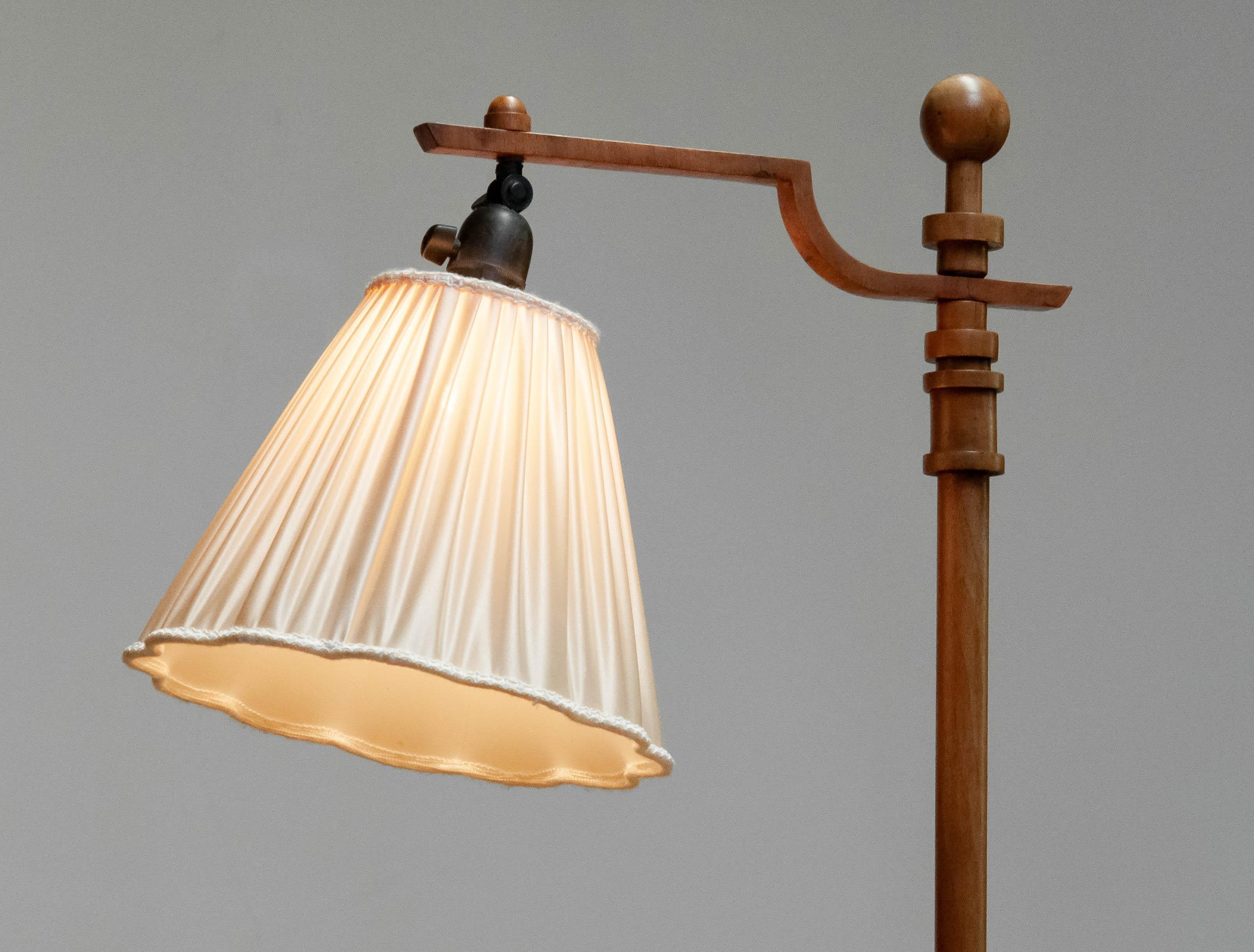 Milieu du XXe siècle 1930 Swedish Designer Art Deco Wooden Floor Lamp In Walnut With Silk Satin Shade (Lampe à pied en bois en noyer avec abat-jour en satin de soie) en vente
