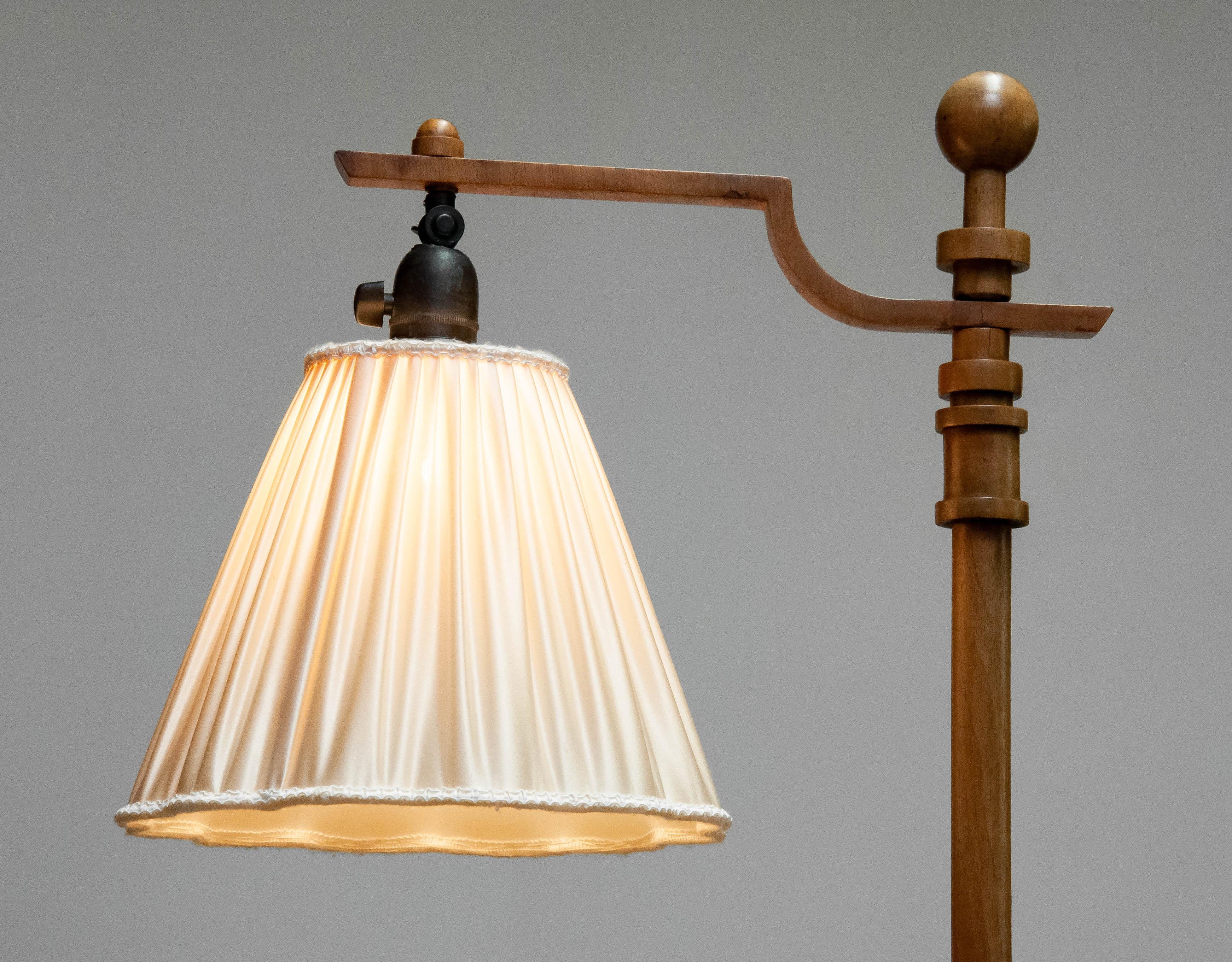 1930 Swedish Designer Art Deco Wooden Floor Lamp In Walnut With Silk Satin Shade For Sale 2