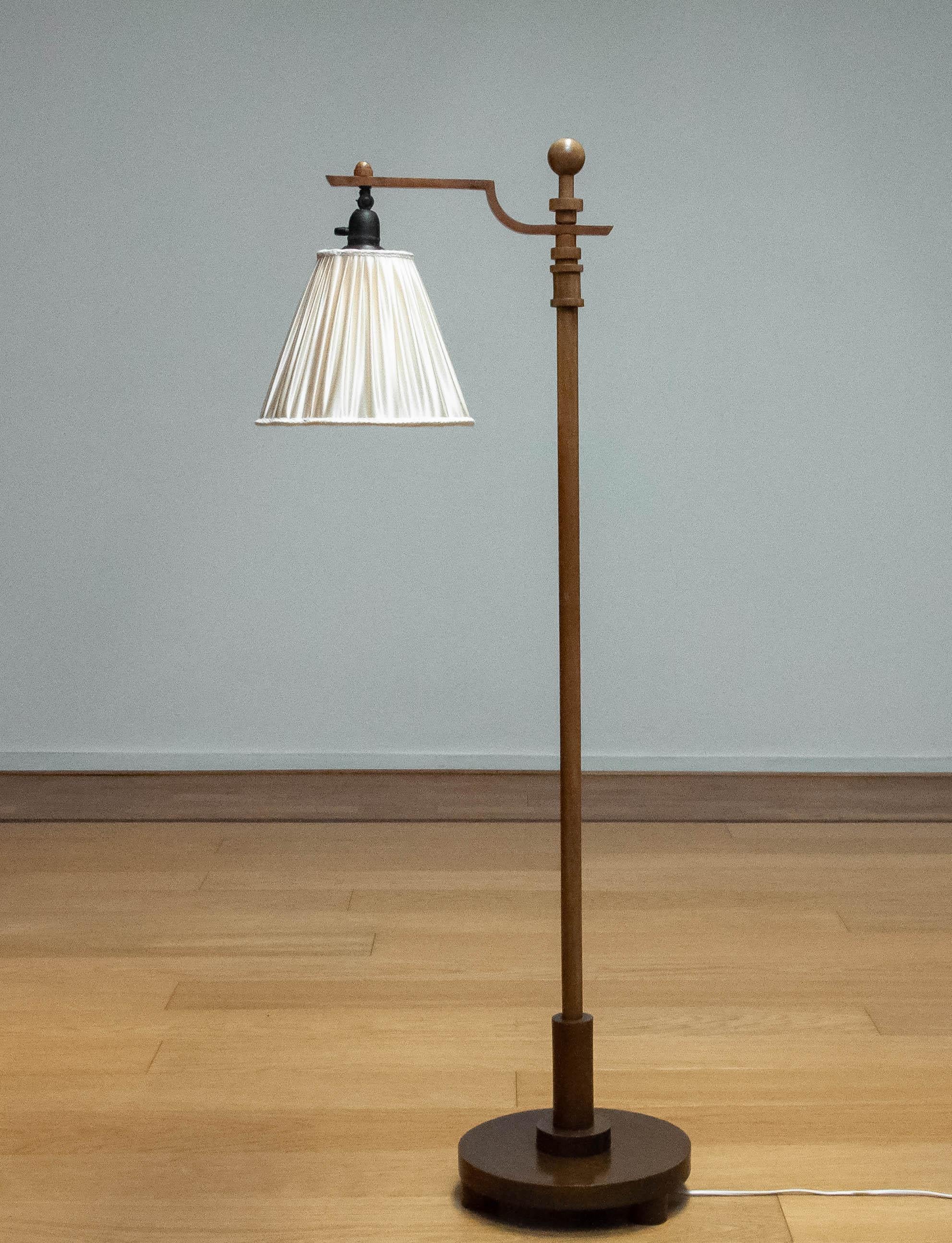 1930 Swedish Designer Art Deco Wooden Floor Lamp In Walnut With Silk Satin Shade For Sale 3