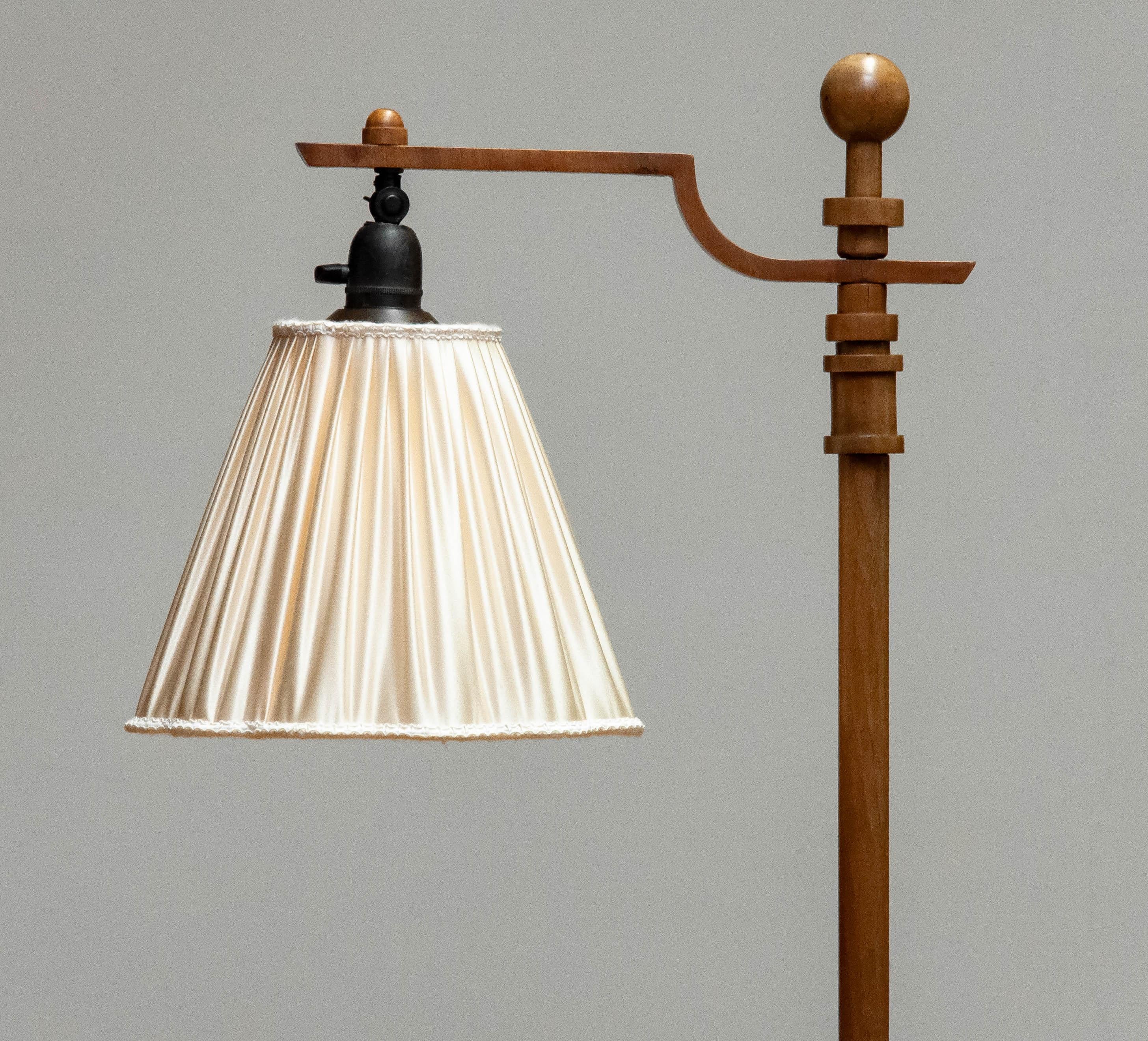 1930 Swedish Designer Art Deco Wooden Floor Lamp In Walnut With Silk Satin Shade For Sale 4