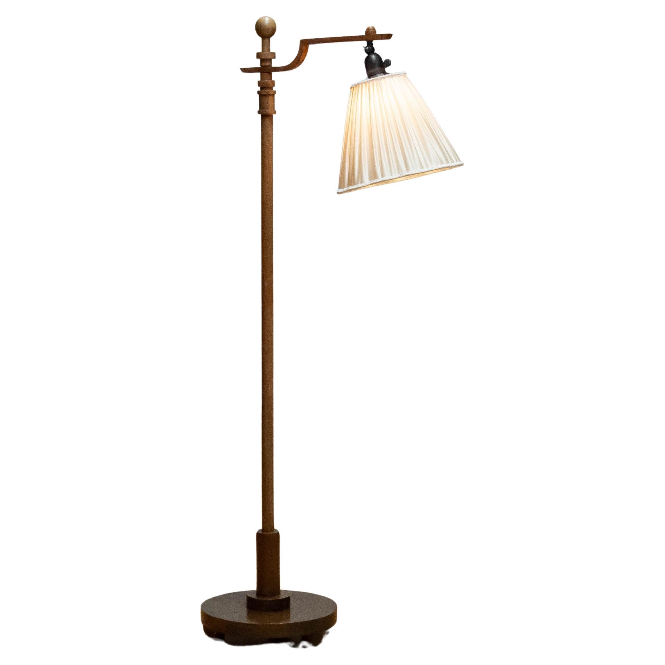 1930 Swedish Designer Art Deco Wooden Floor Lamp In Walnut With Silk Satin Shade (Lampe à pied en bois en noyer avec abat-jour en satin de soie) en vente