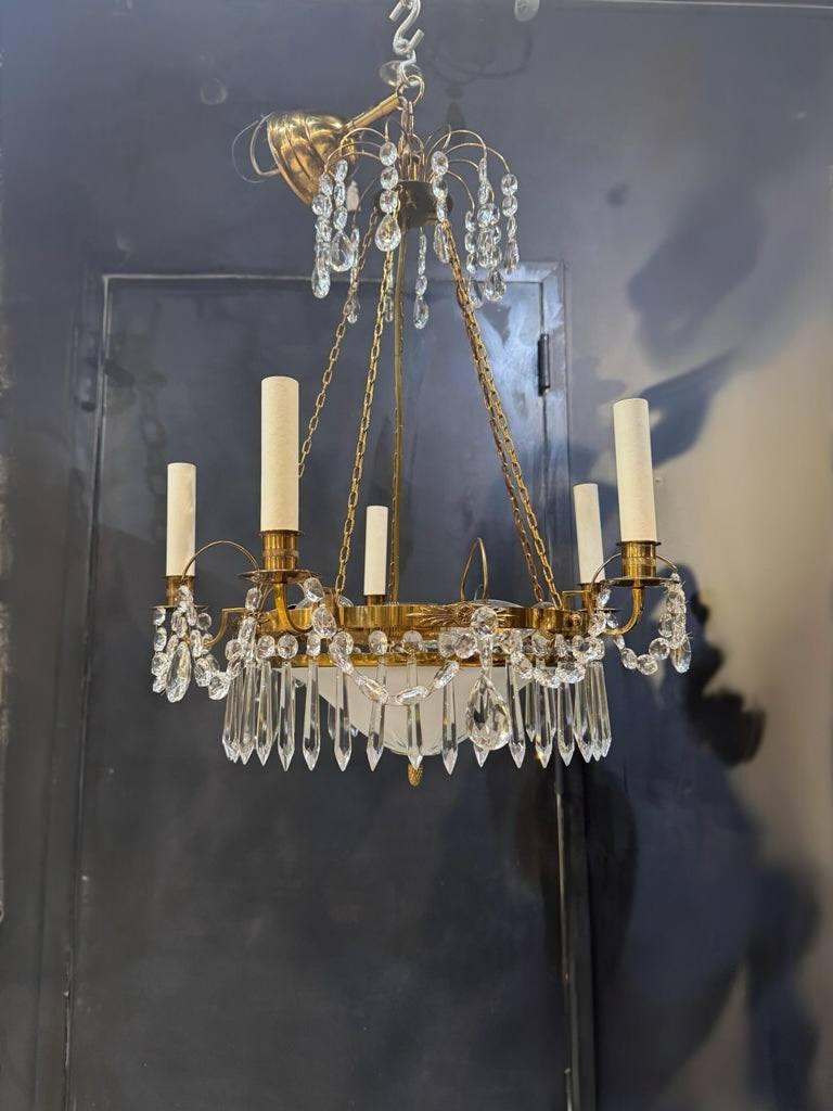 Lampadario Impero svedese del 1930 con cristalli e vetro inciso In condizioni buone in vendita a New York, NY