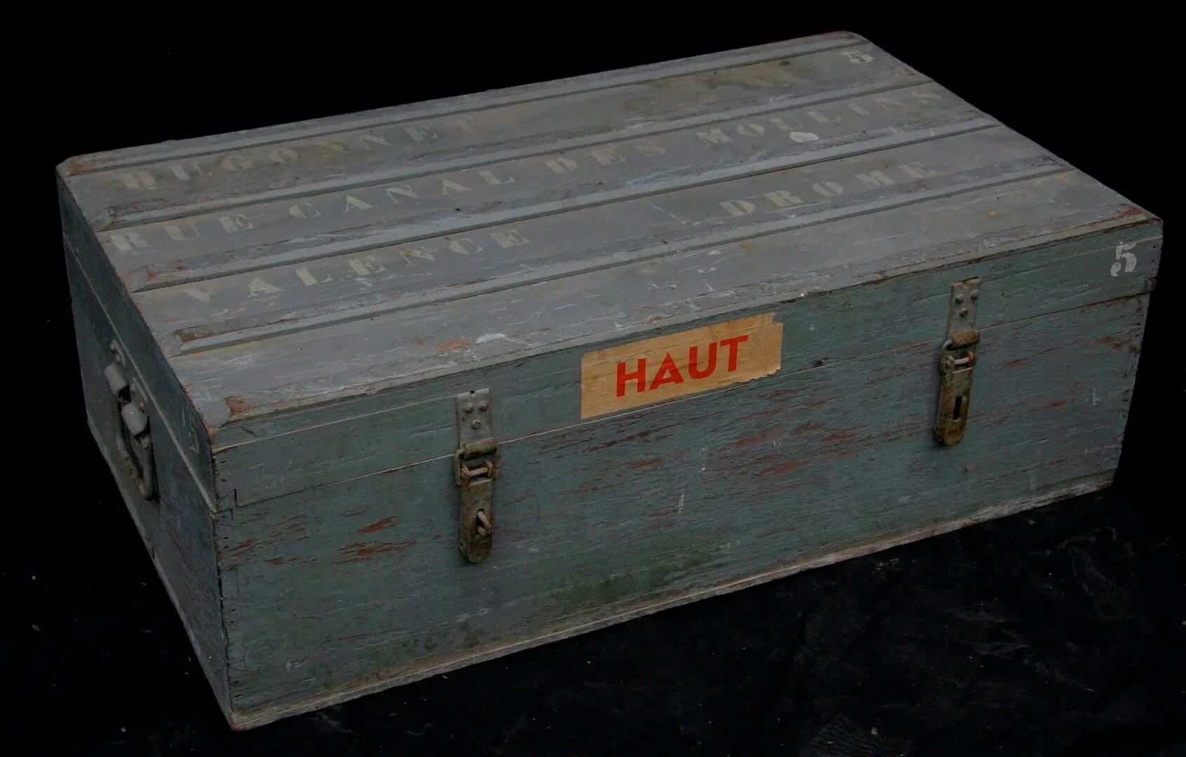 1930 trunk in exotic wood and lacquered wood.