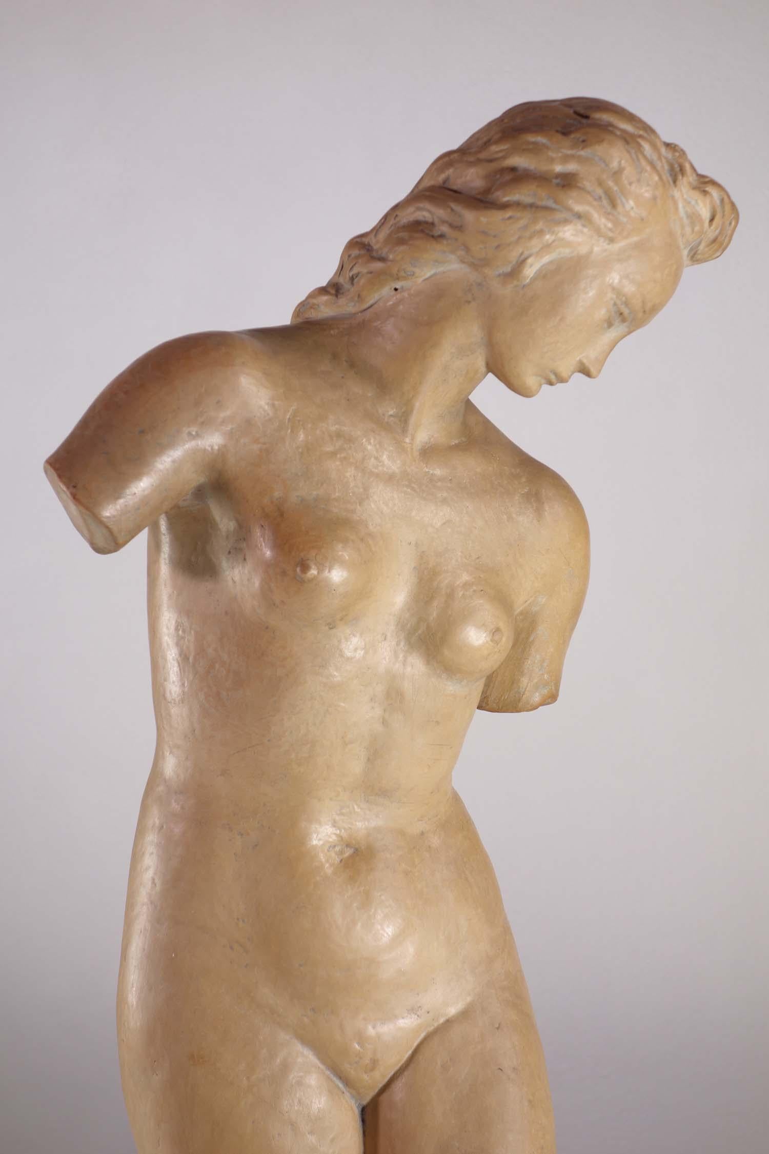 Escultura de mujer
Ugo Zaccagnini
Italia, 1930

Escultura de barro
Base de madera (h7x18x15 cm)