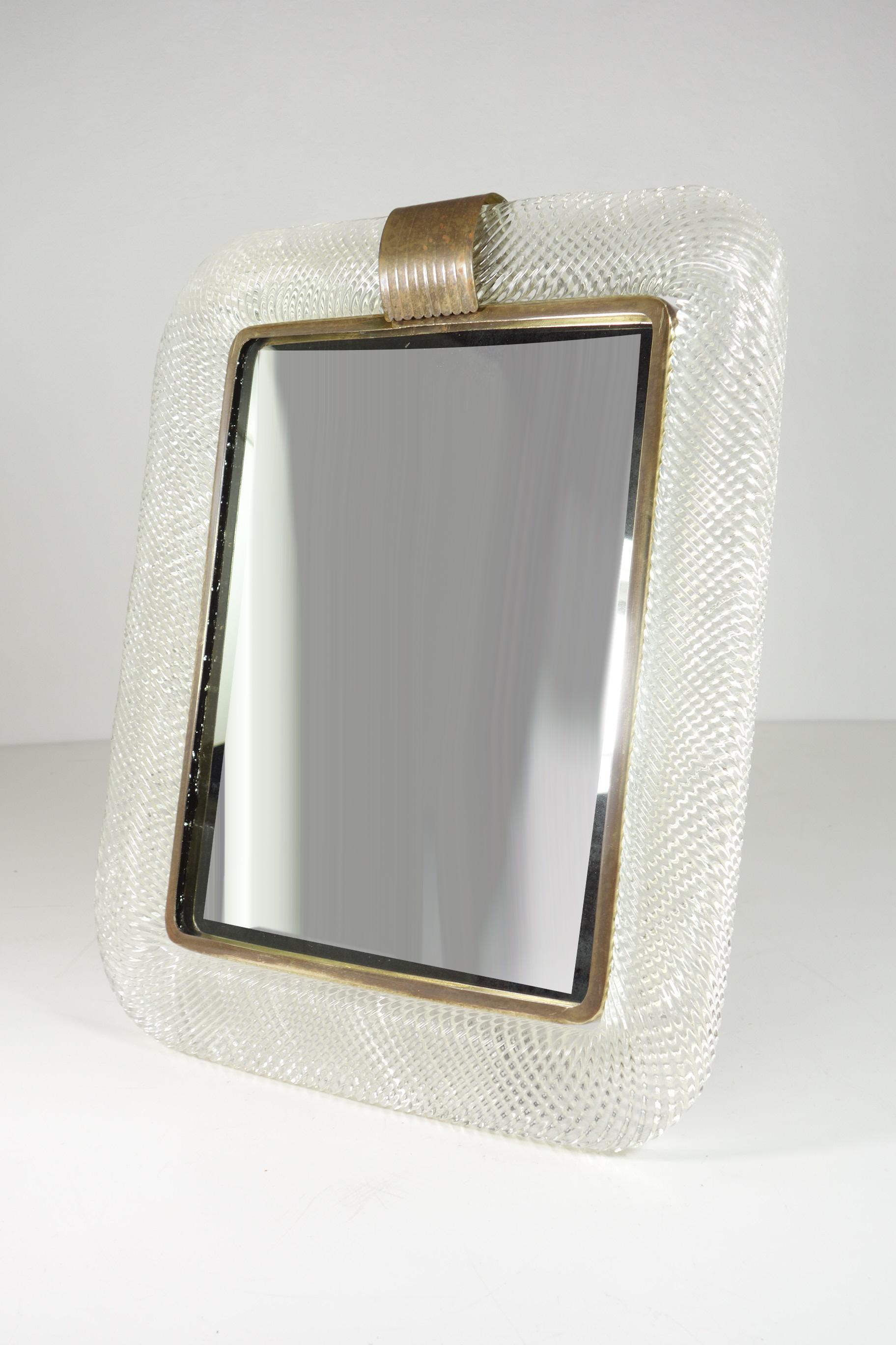 Art Deco Tischspiegel
Venini
Italien, 1930

Rahmen aus gedrehtem Murano-Glas
Messing-Details mit Original-Spiegel
Ausgezeichneter Zustand