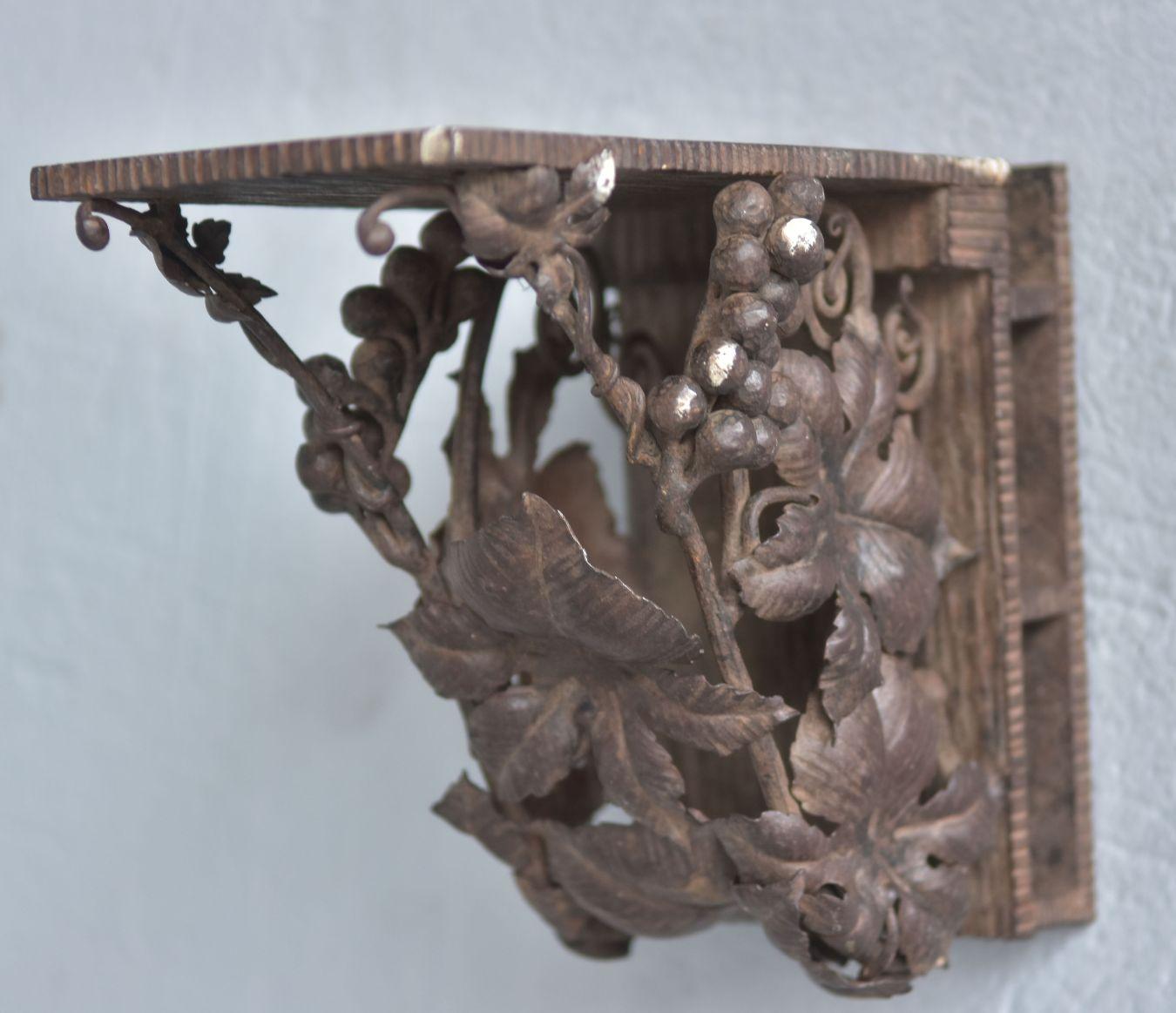 Small wrought iron harness Art Deco period, 1930, decorated with hammered and stamped iron vines and grapes.