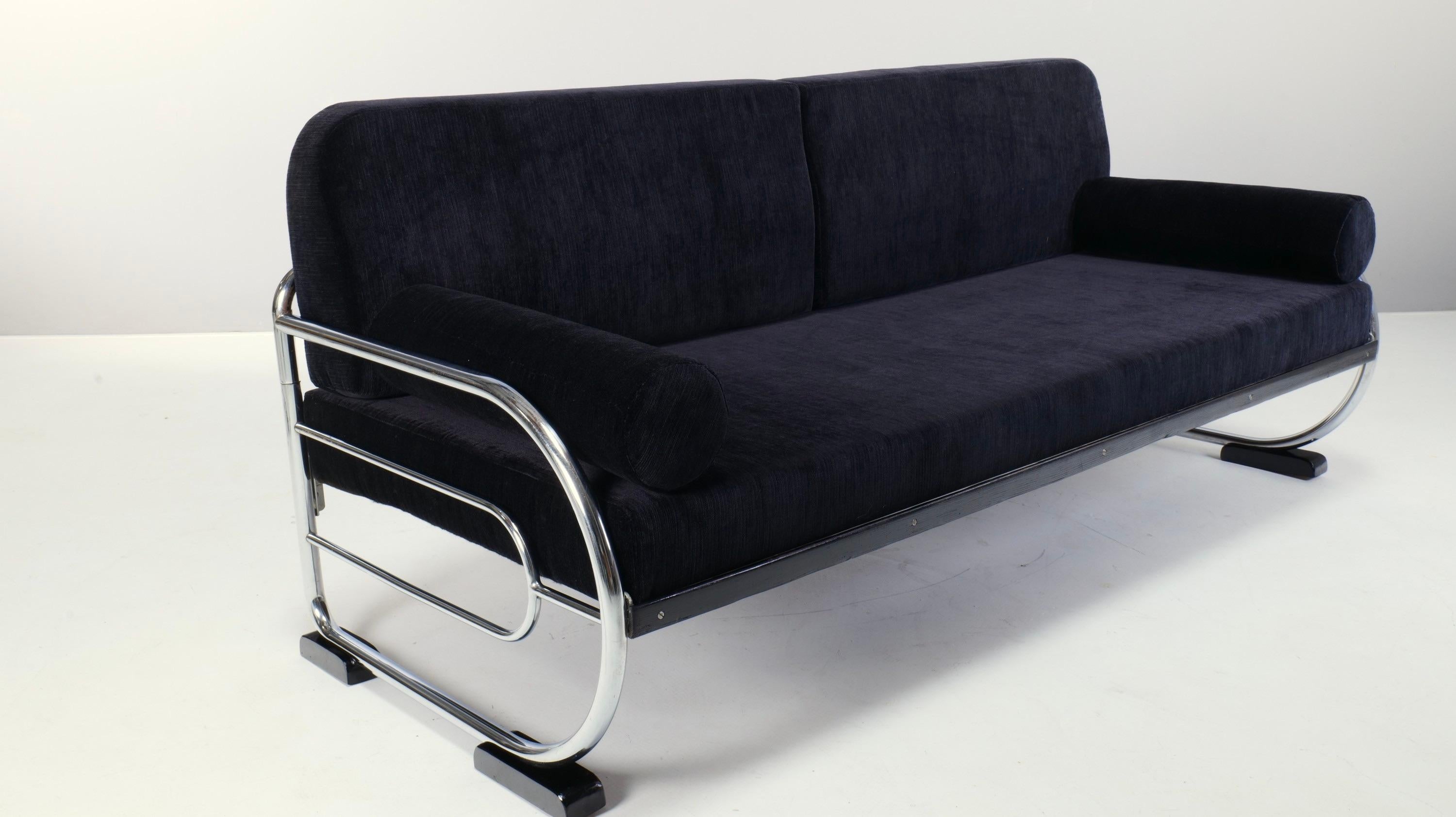 Restored Art Deco / Bauhaus design tubular steel sofa from the 1930s.

This 