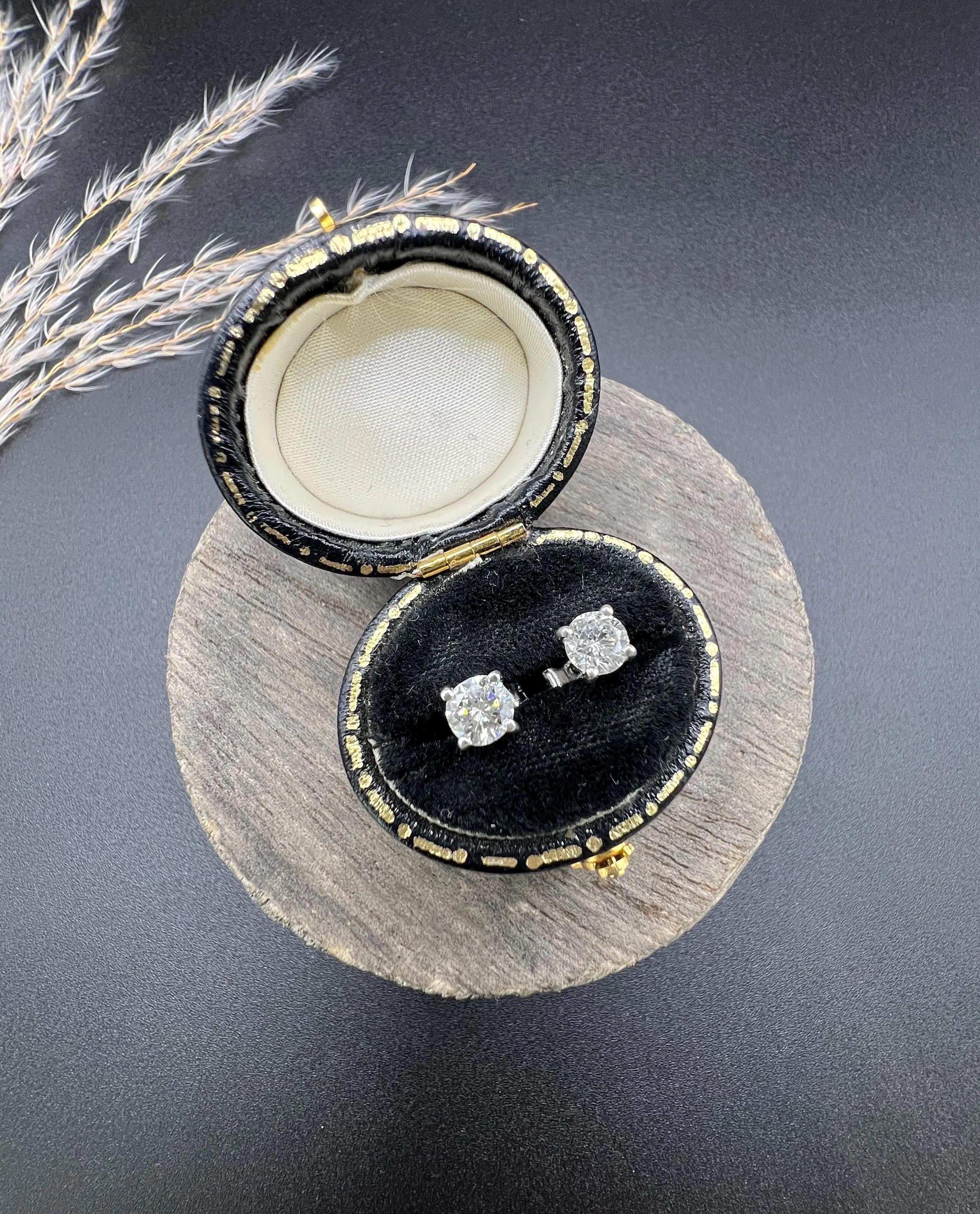 1930s 0.80 Carat Total Diamonds Set in New 4 Claw 18ct White Stud Earring Mounts en vente 5