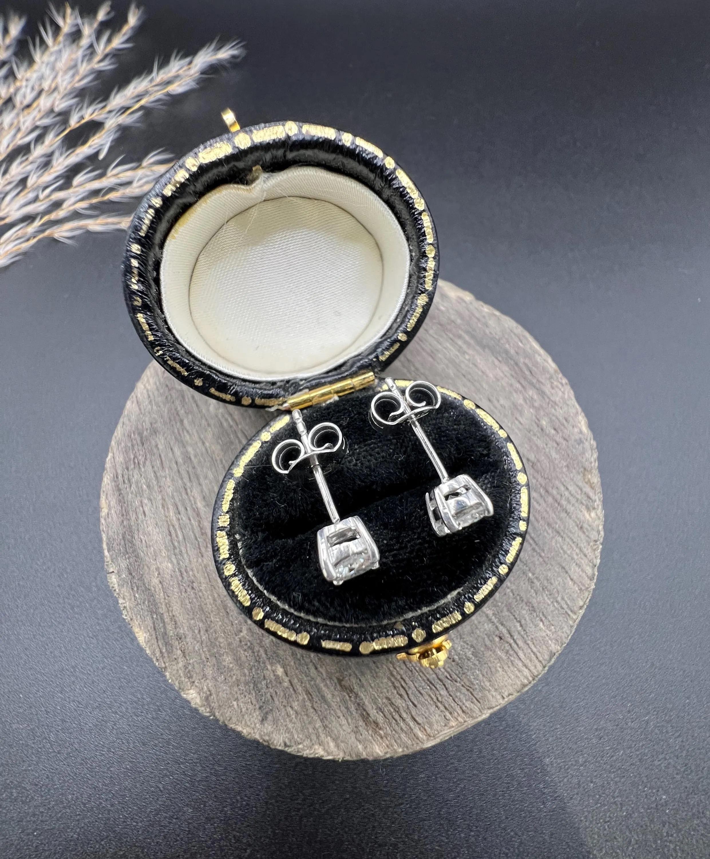 1930s 0.80 Carat Total Diamonds Set in New 4 Claw 18ct White Stud Earring Mounts en vente 3