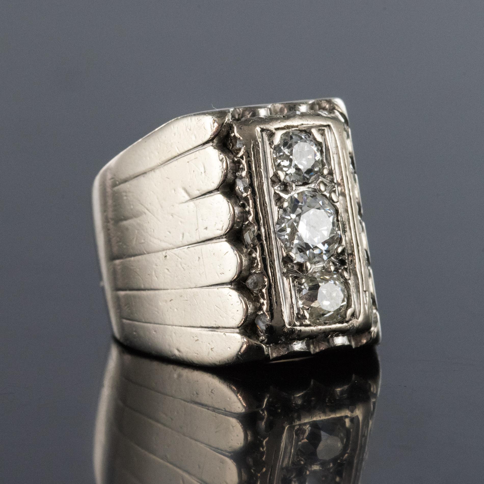1930s Art Deco 0.90 Carat Diamonds 18 Karat White Gold Signet Ring In Fair Condition In Poitiers, FR
