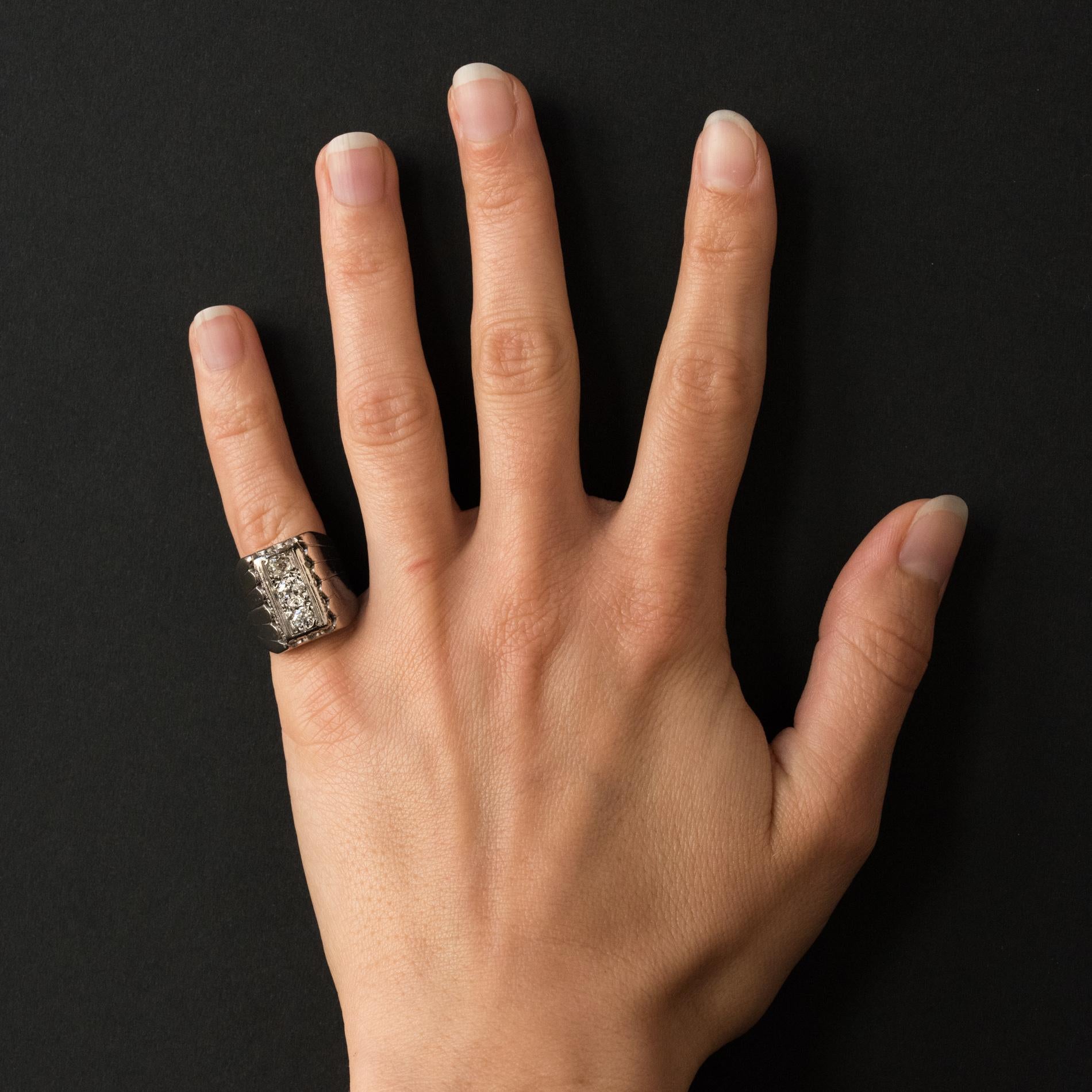 Women's 1930s Art Deco 0.90 Carat Diamonds 18 Karat White Gold Signet Ring