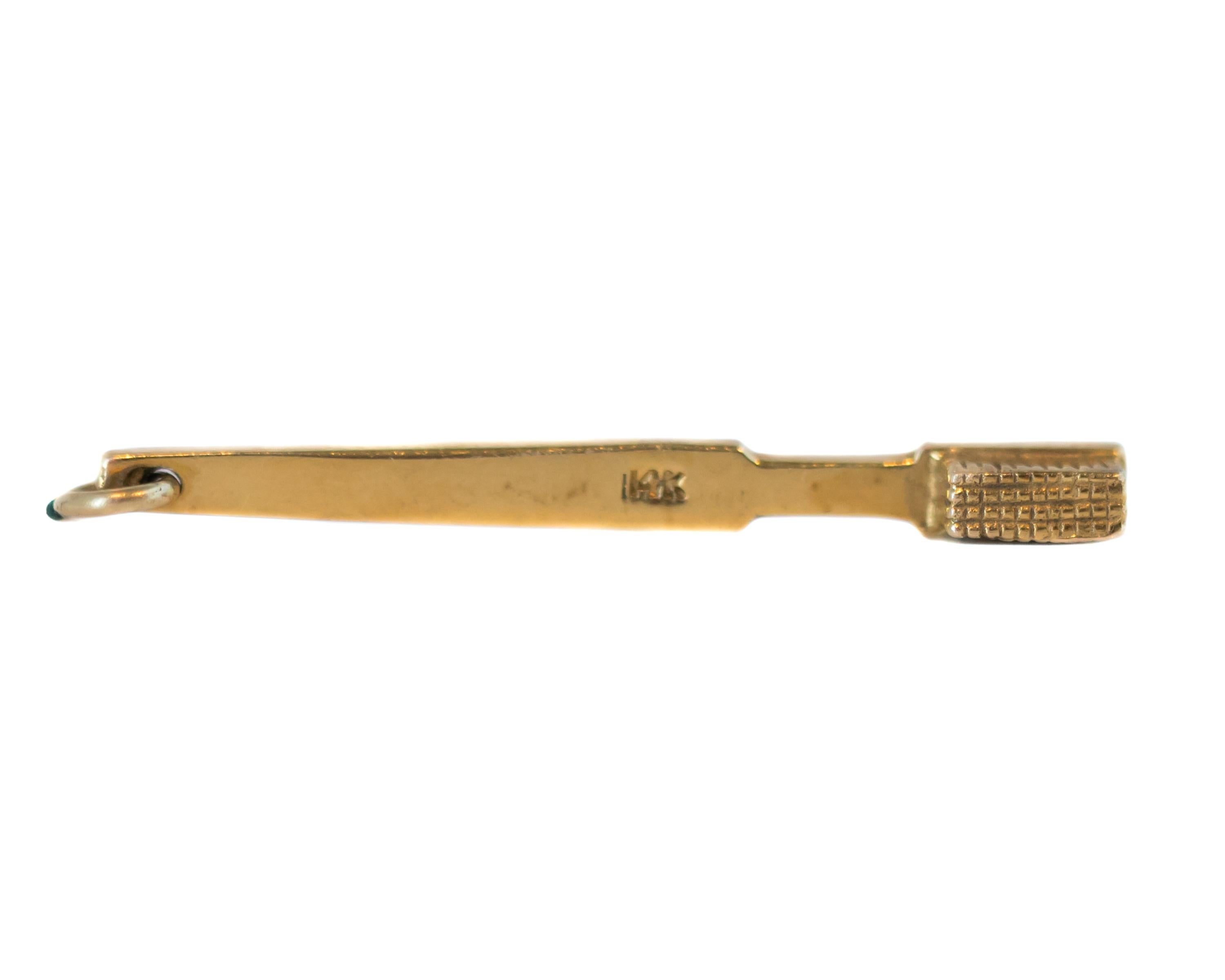 Art déco Breloque brosse à dentelle en or jaune 14 carats des années 1930 en vente