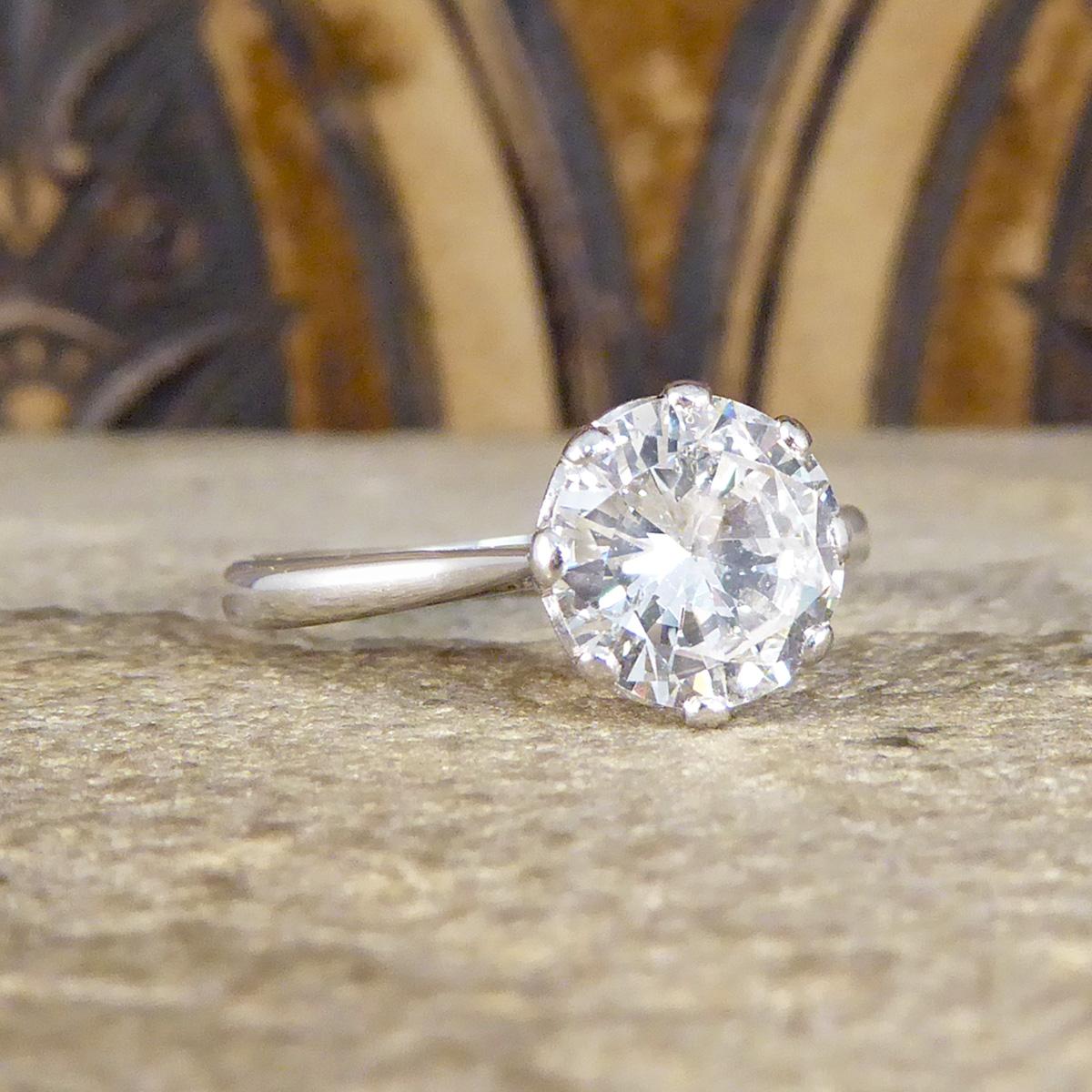 Dieser wunderschön funkelnde Solitärring trägt einen Diamanten mit rundem Brillantschliff der früheren Generation mit einem Gewicht von 1,77 ct. und ist in 18 ct Weißgold und Platin in einer Fassung mit acht Krallen gefasst. Der Stein ist ziemlich