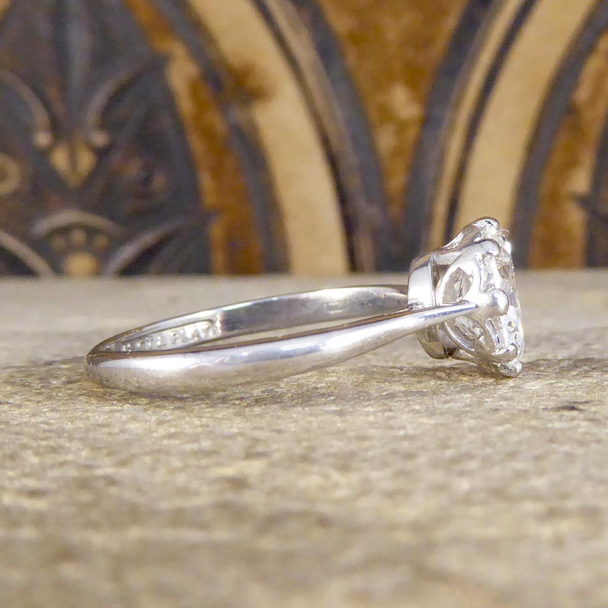 1930er Jahre Verlobungsring mit 1,77 Karat rundem Diamanten im Brillantschliff in 18 Karat&Platin (Art déco) im Angebot