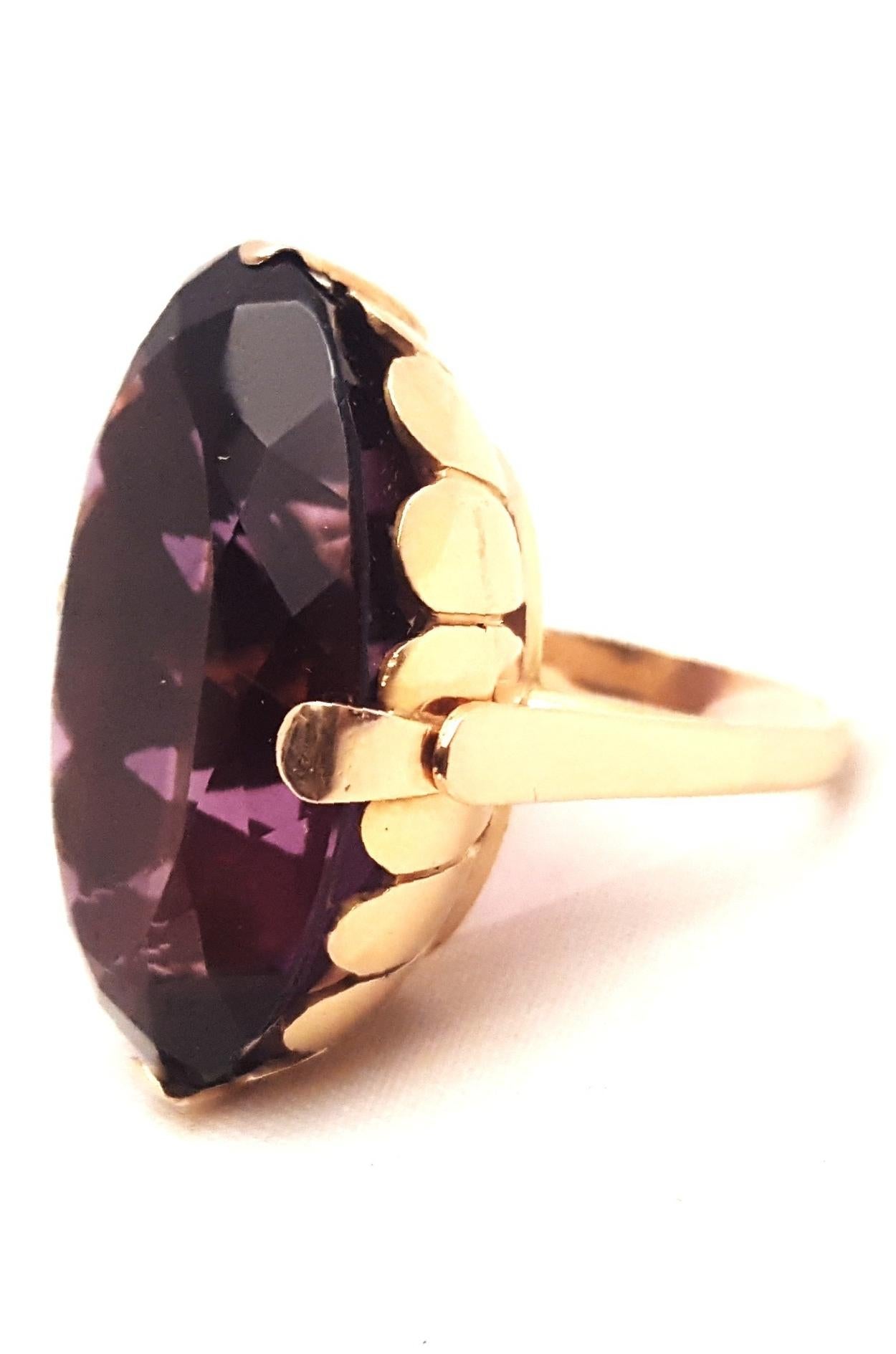1930s 18 Karat Russian Amethyst Ring In Excellent Condition For Sale In Palm Beach, FL