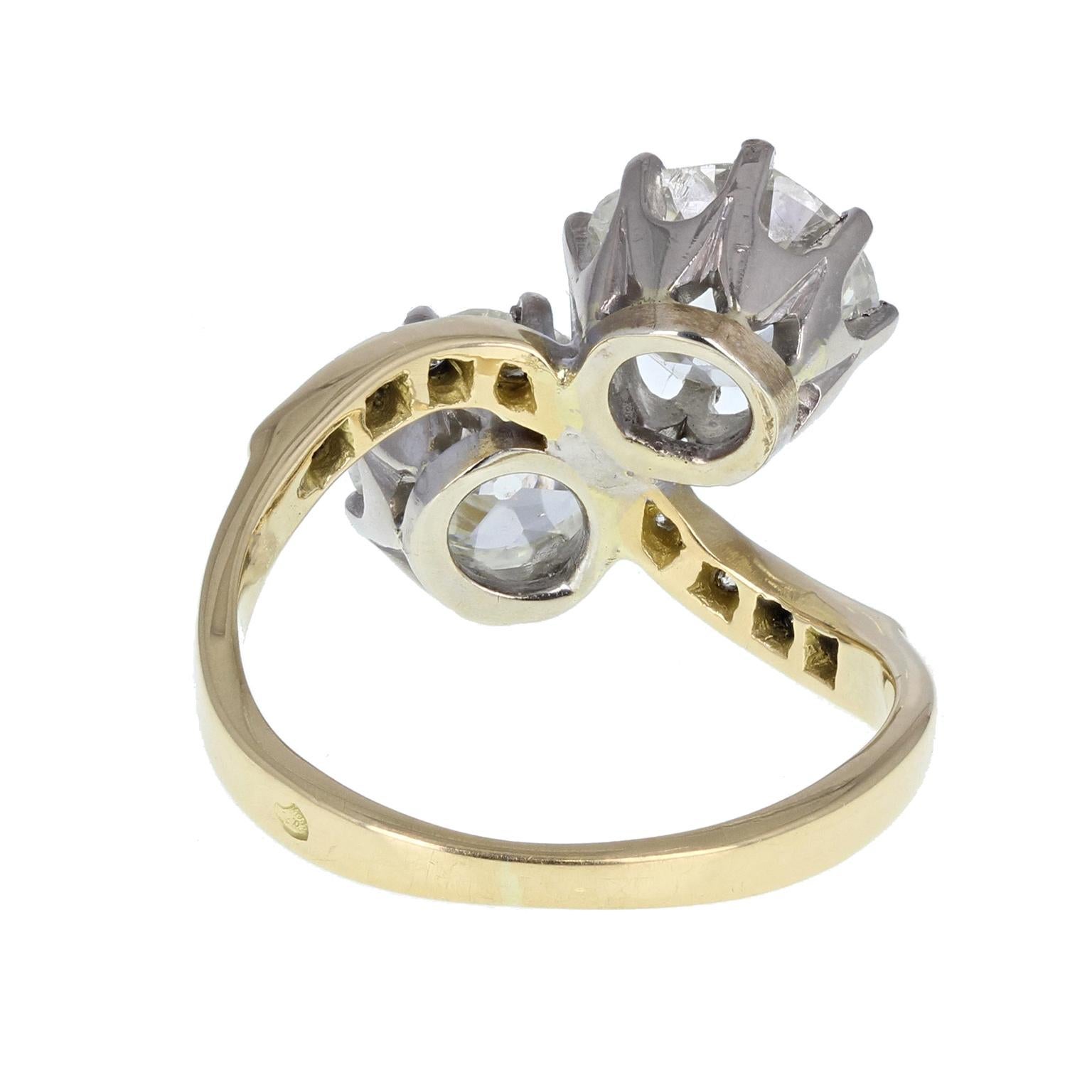 Art Deco 1930s 18 Carat Gold Cushion-Cut Diamond Two Stone 'Toi et Moi' Engagement Ring For Sale