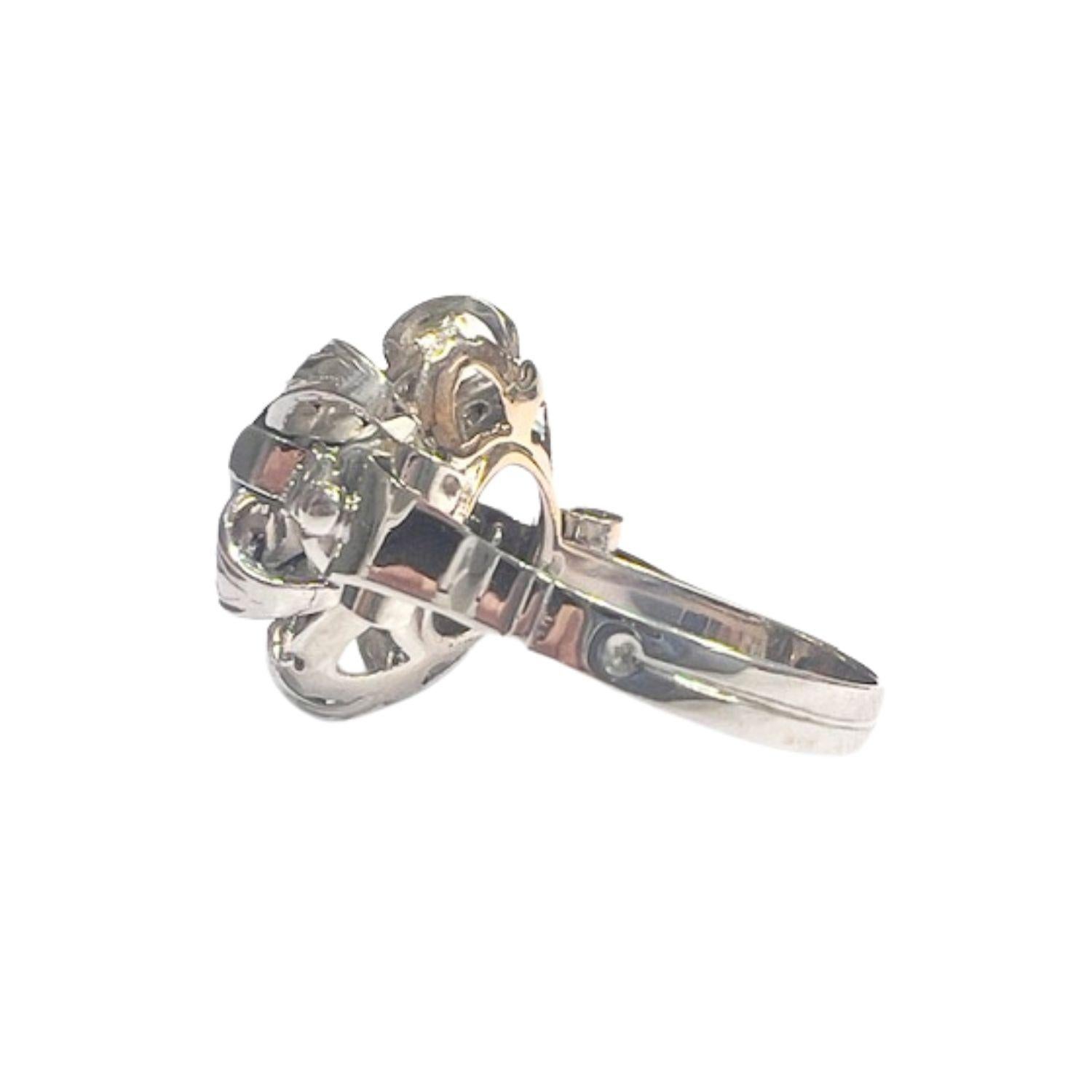 Dieser Ring im Art-Déco-Stil aus der Zeit von 1930-1935 ist aus 18 Karat Gold gefertigt und besticht durch eine Kombination aus Diamanten und diffusionsbehandelten Saphiren. Das Herzstück des Rings ist ein Diamant im Einzelschliff mit einem Gewicht