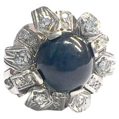 1930s-1935 Bague en or 18k Art Deco avec diamants et saphirs traités par diffusion