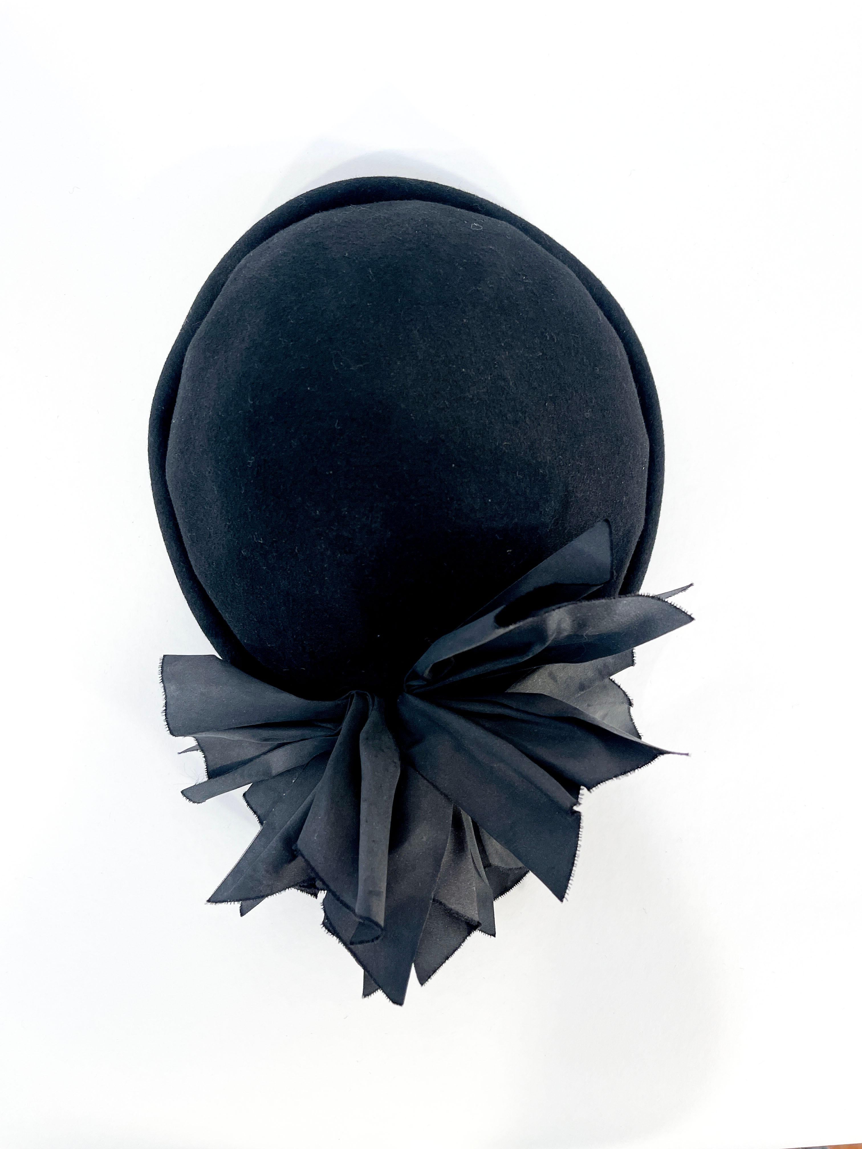 1930s/1940s Black Wool Hat With Taffeta Decoration In Good Condition For Sale In San Francisco, CA