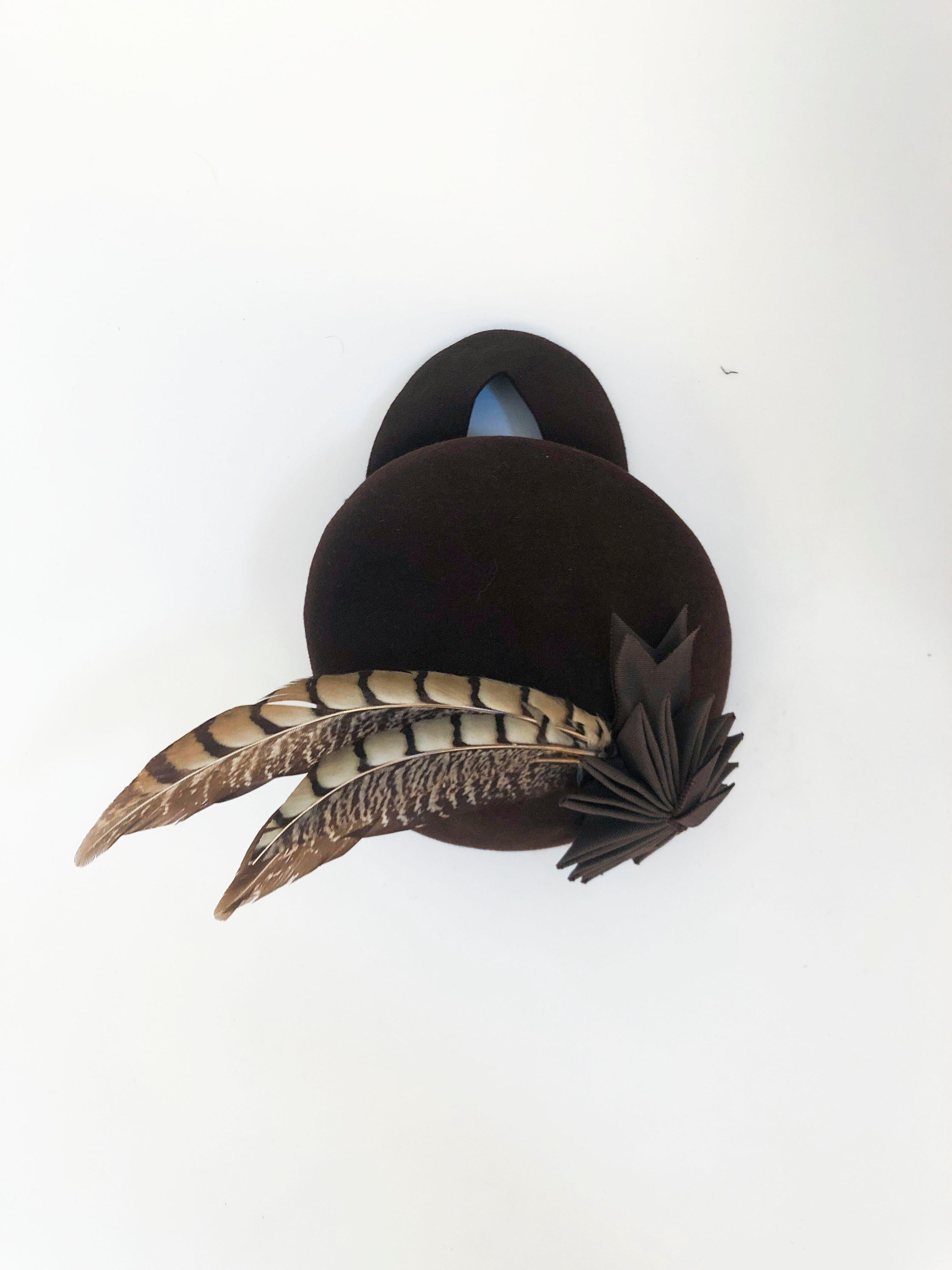 1930s/1940s Brown Fur Felt Sculpted Hat With Feather and Ribbon Accents In Good Condition For Sale In San Francisco, CA