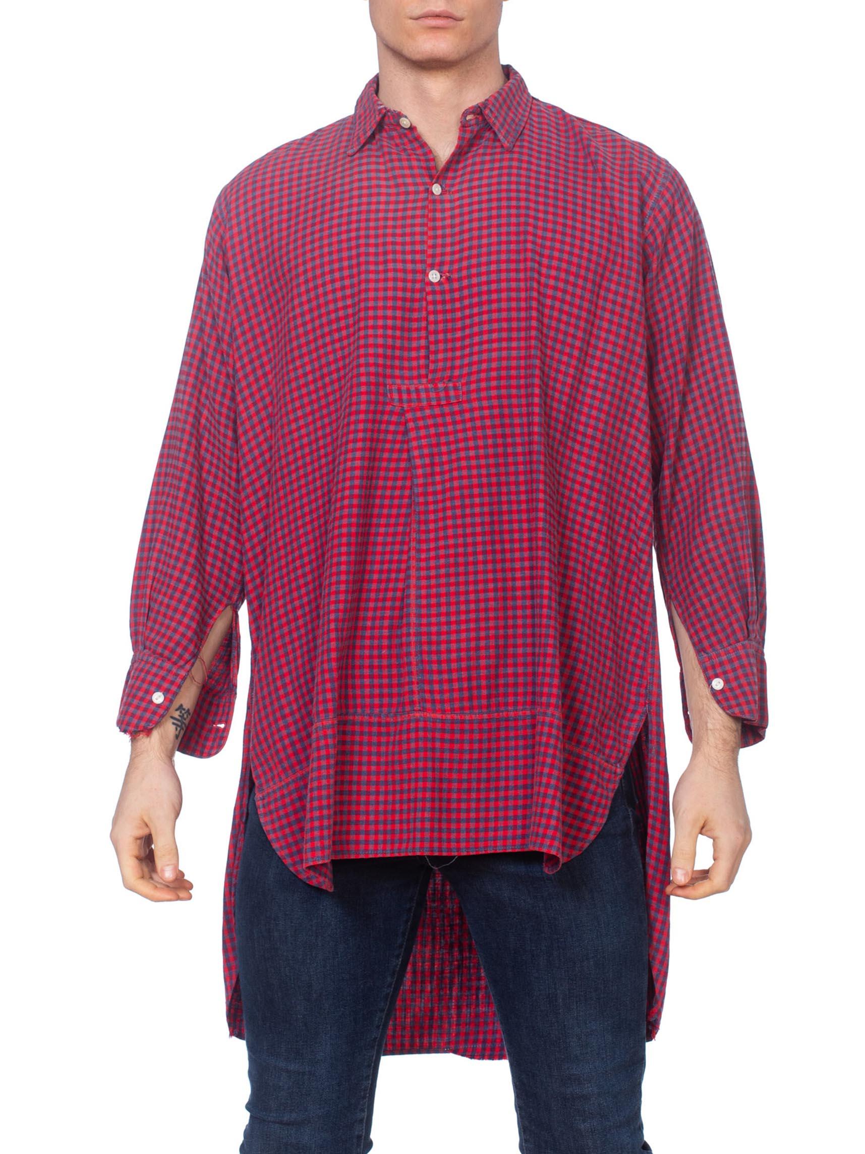 Coton antique super doux avec quelques zones de réparations fraîches cousues et des boutons en verre antiques. Edwardian Red & Blue Organic Cotton Men's Plaid Tunic Workwear Shirt From Paris 