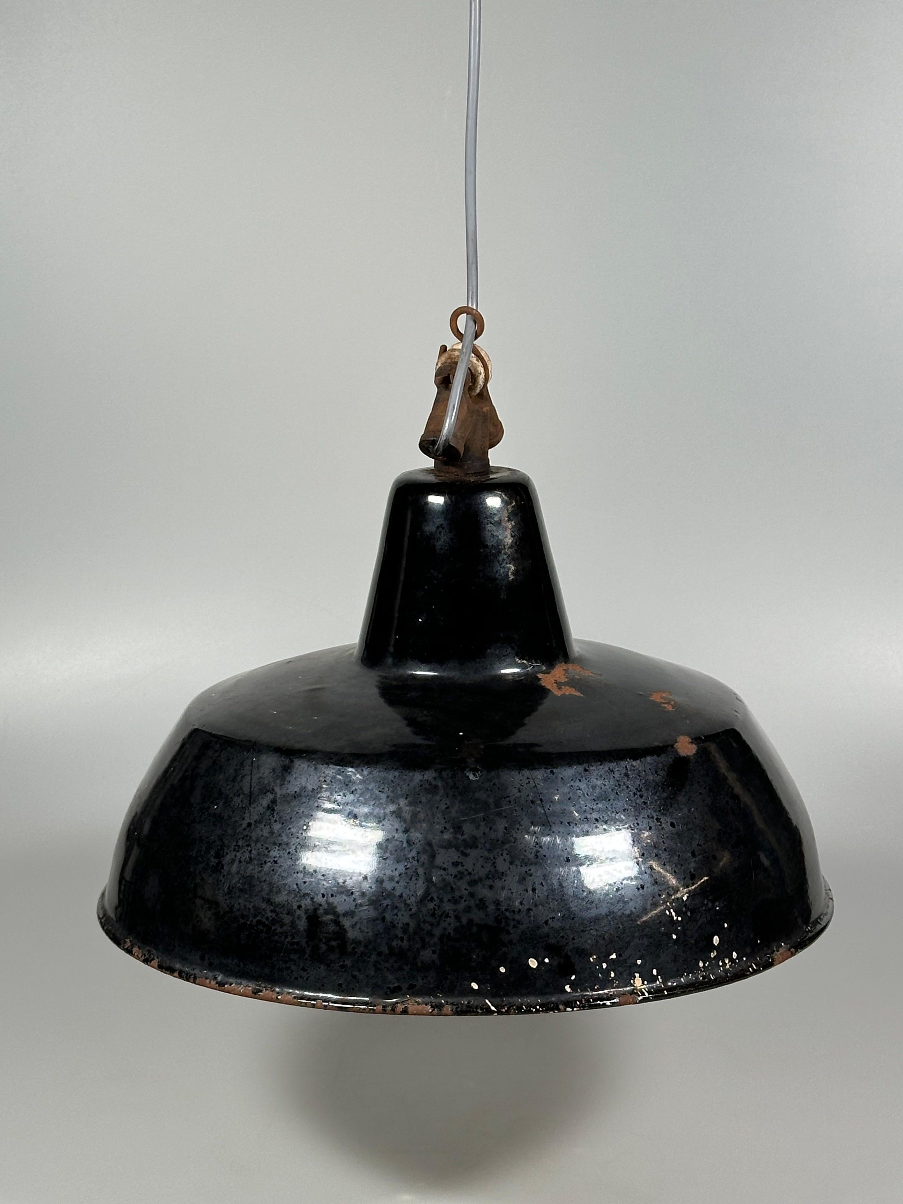 1930s/1940s Ceiling Lamp Industrial Lamp Enamel Loft Metal Bauhaus Design For Sale 6