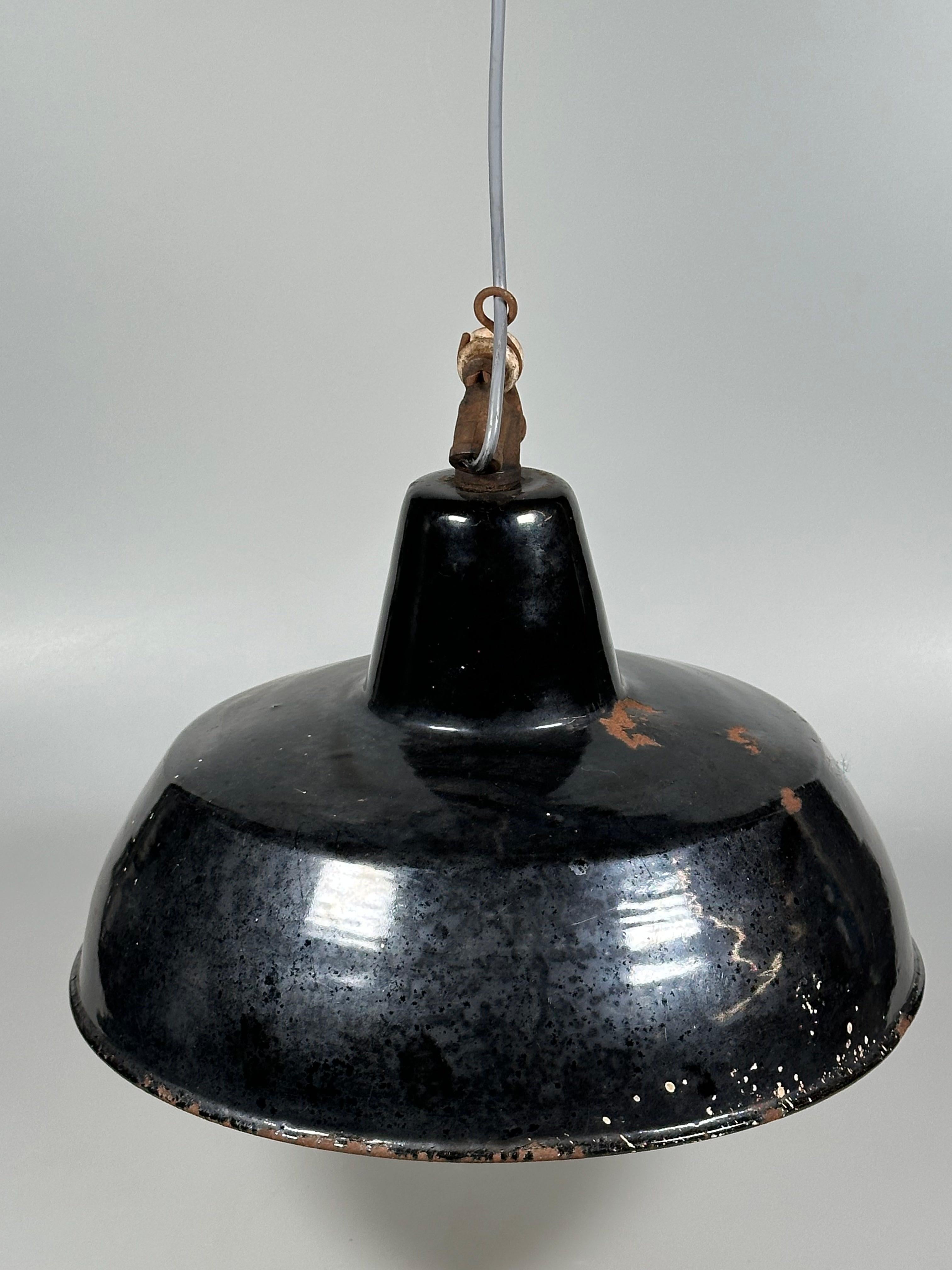 1930s/1940s Ceiling Lamp Industrial Lamp Enamel Loft Metal Bauhaus Design

Object: Industrial Lamp

Manufacturer: Unknown

Condition: Vintage

Age: Around 1930

Dimensions:

Diameter = 35cm
Height = 26cm

Other Information:

E27 Socket

The pictures