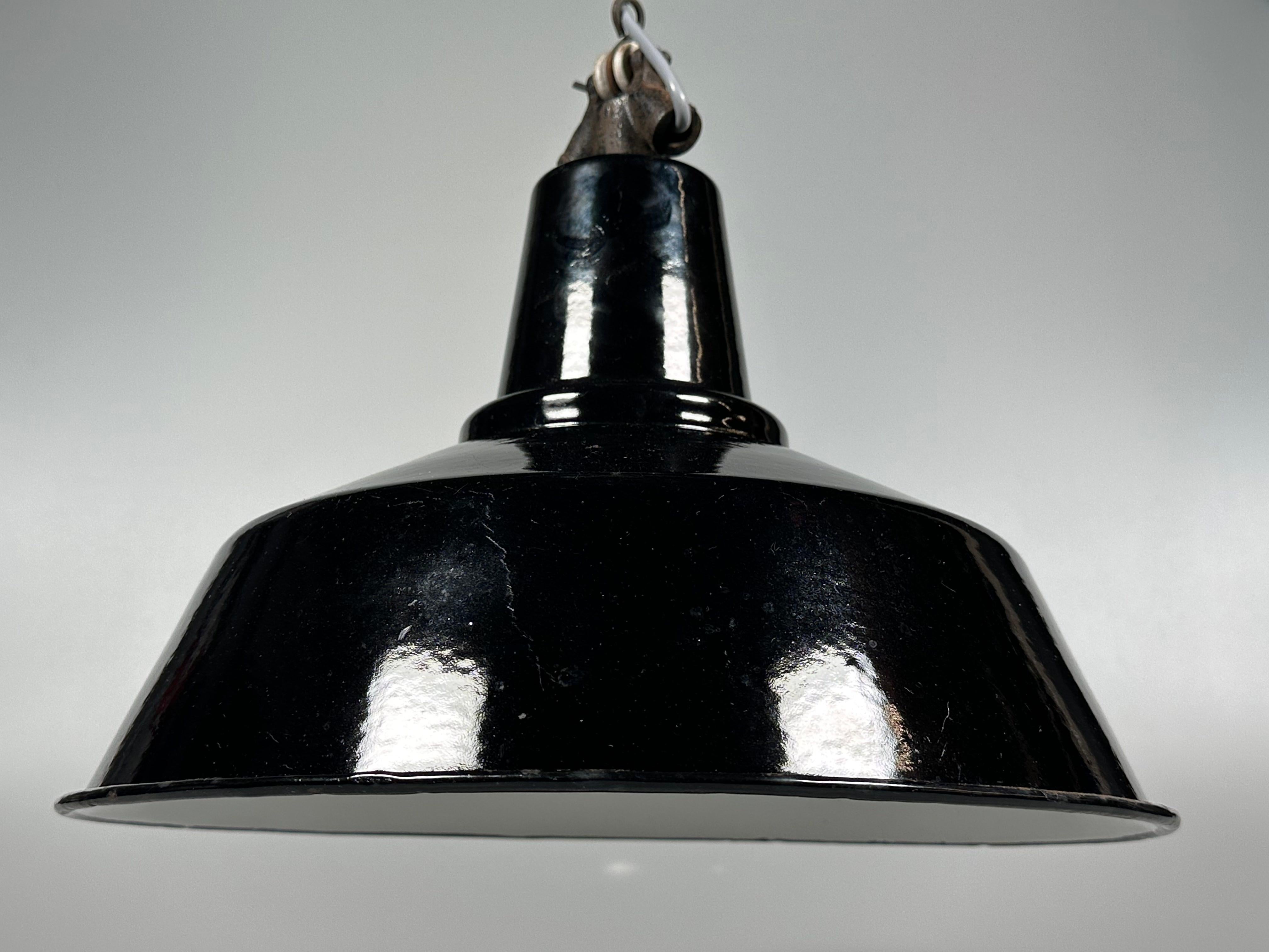 1930s/1940s Ceiling Lamp Industrial Lamp Enamel Loft Metal Bauhaus Design In Good Condition For Sale In Neuenkirchen, NI