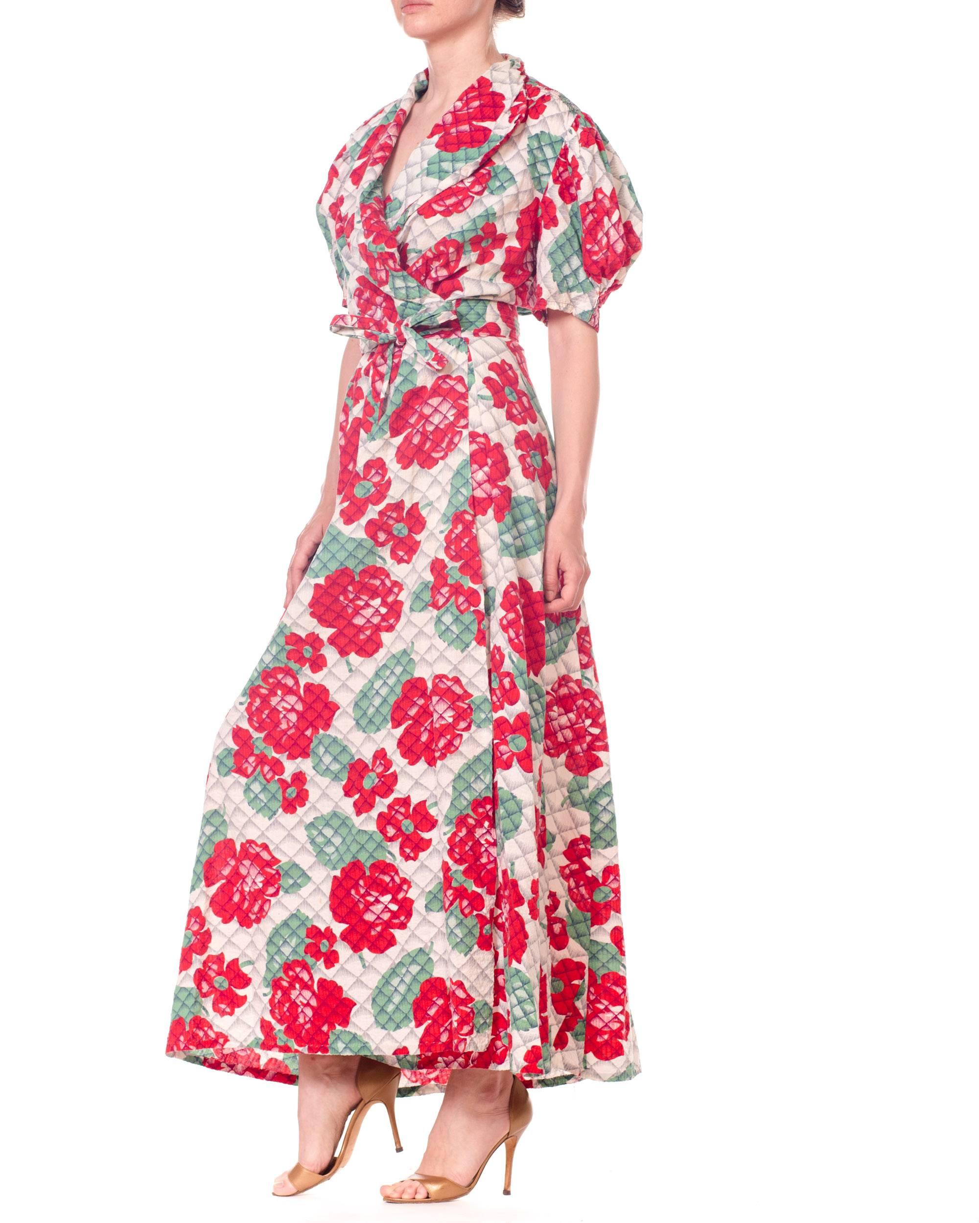 1940S Cotton Red And Green Floral Print Wrap Dress House Robe In Excellent Condition In New York, NY