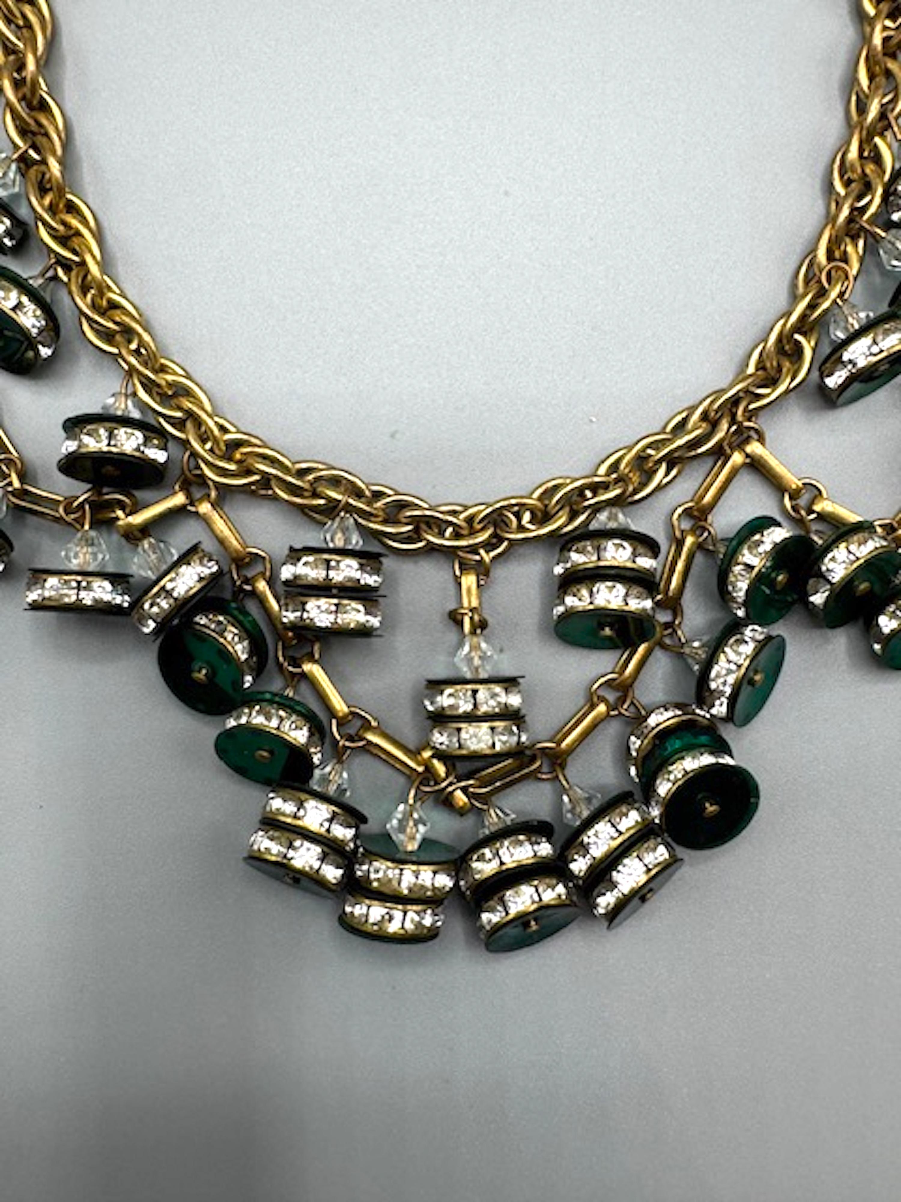 Collana a pettorina con perline in oro, verde e strass anni '30/'40 in vendita 10