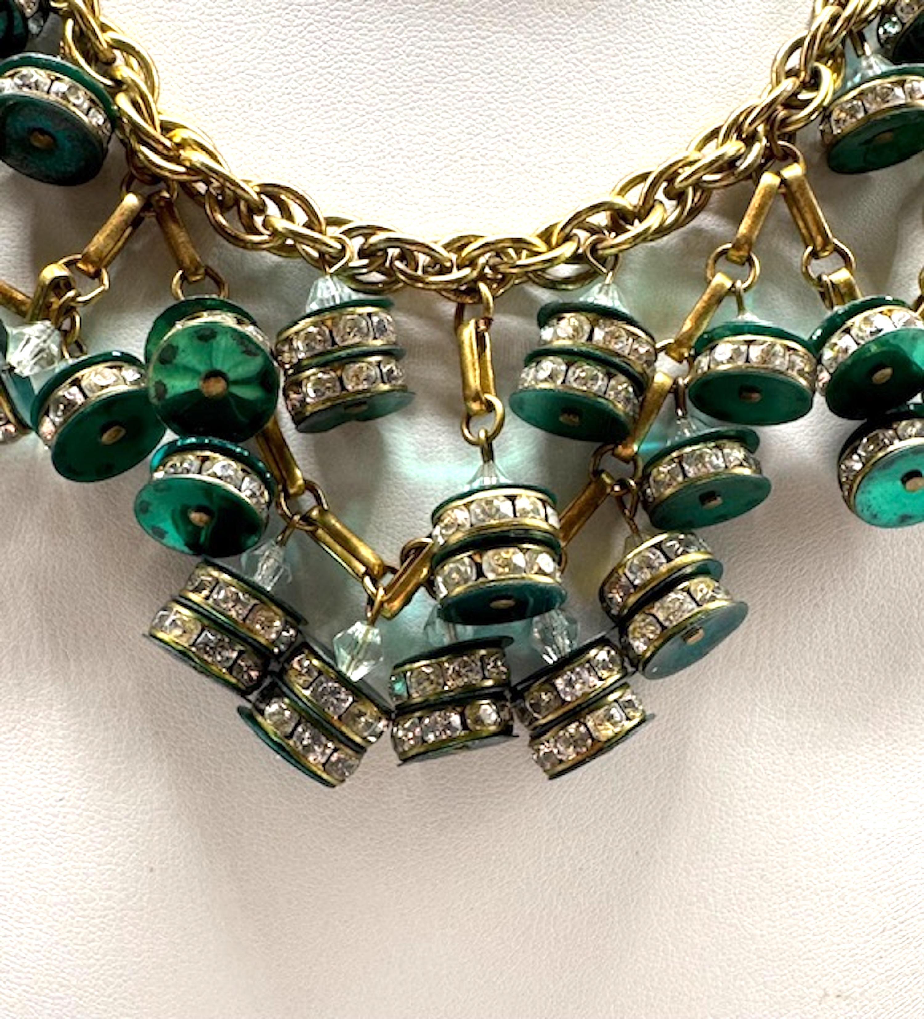 Taglio brillante Collana a pettorina con perline in oro, verde e strass anni '30/'40 in vendita