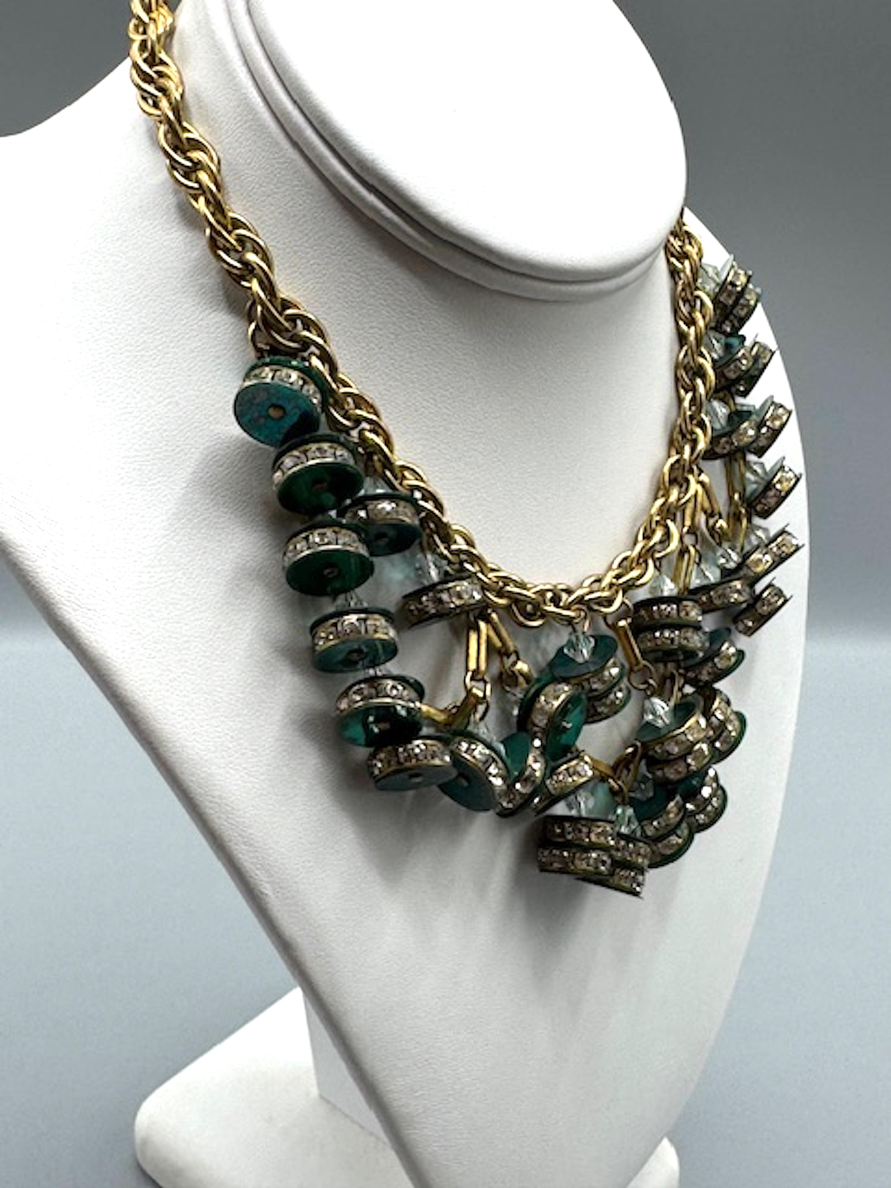 Collana a pettorina con perline in oro, verde e strass anni '30/'40 in vendita 4
