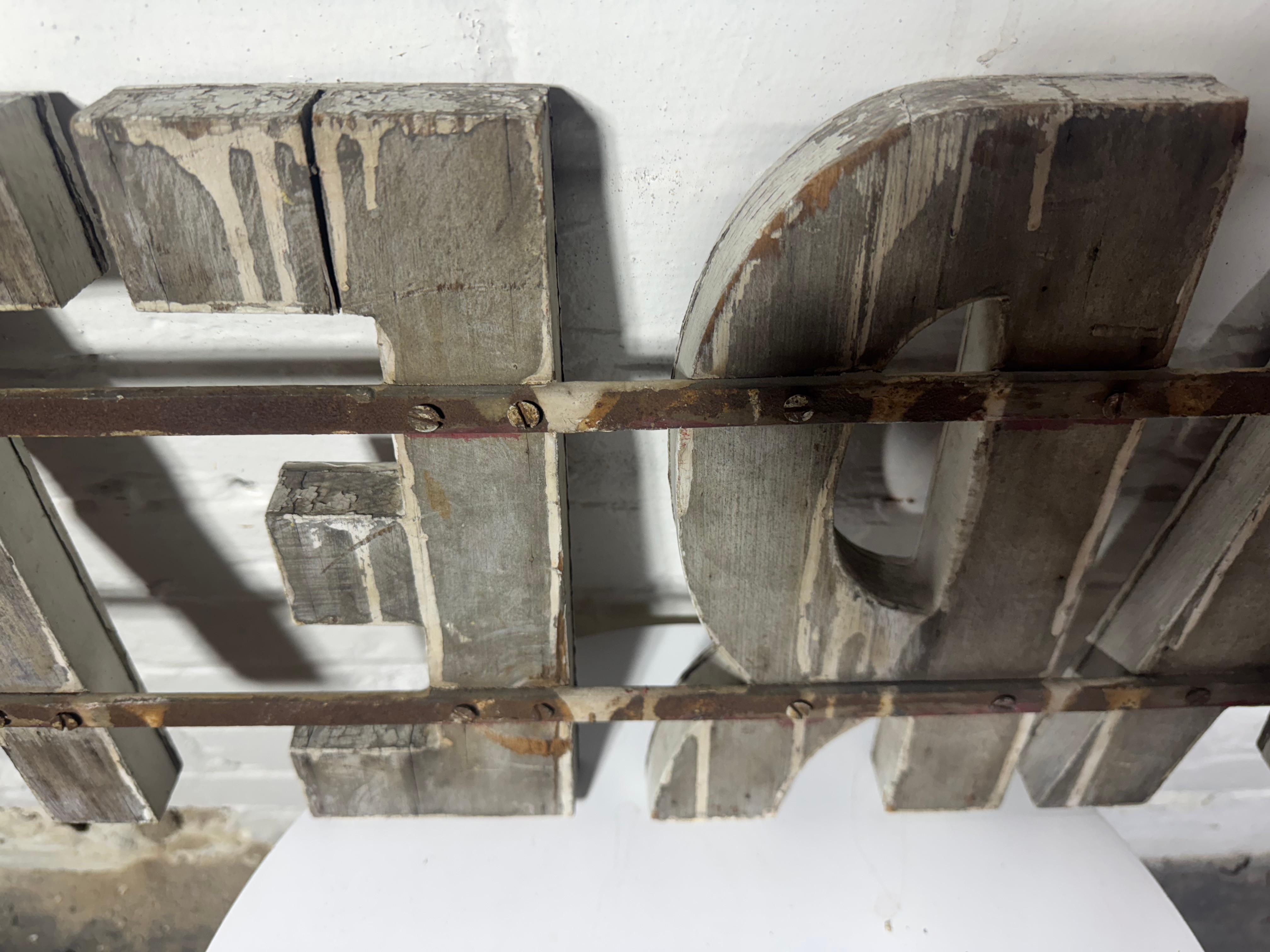 Arte popolare Insegna a lettere cubitali rialzate 