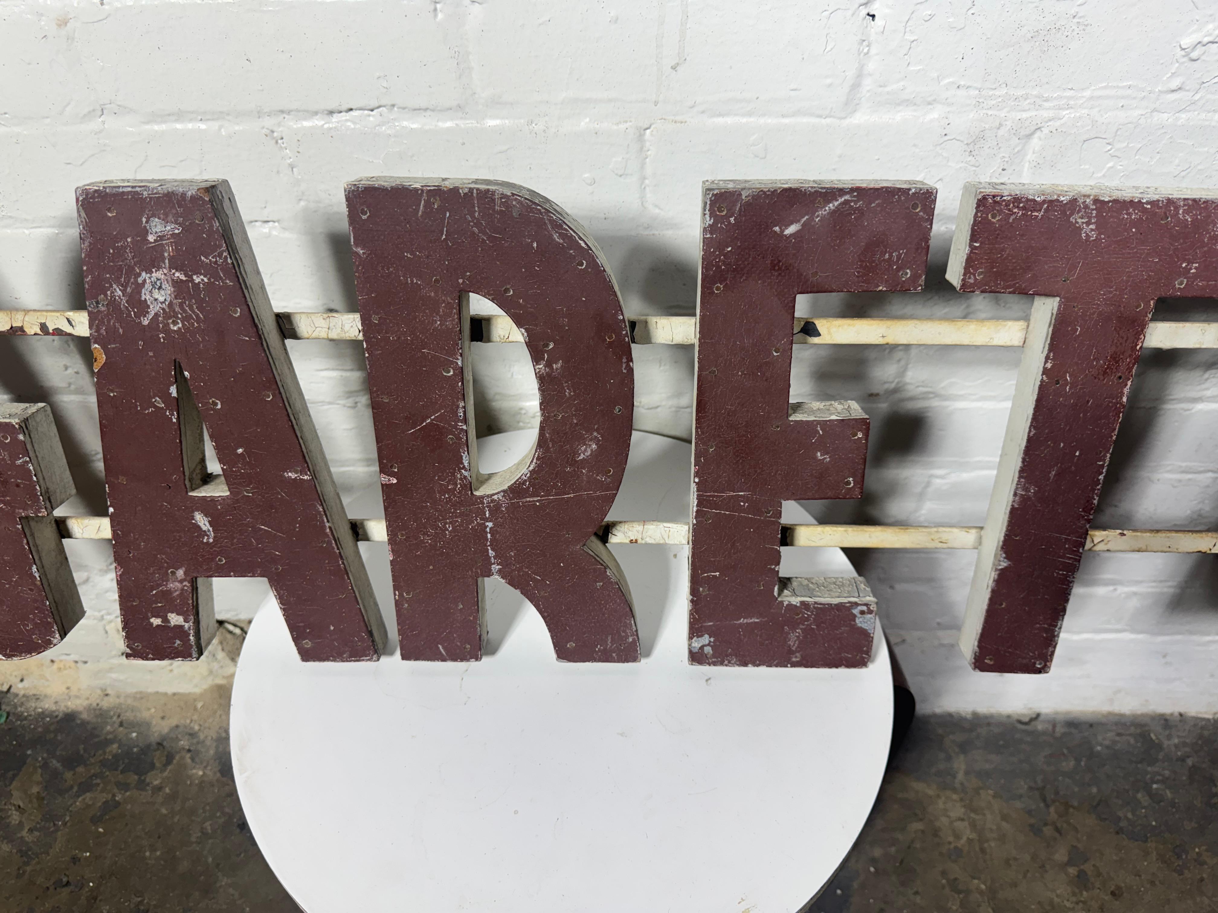 Insegna a lettere cubitali rialzate 