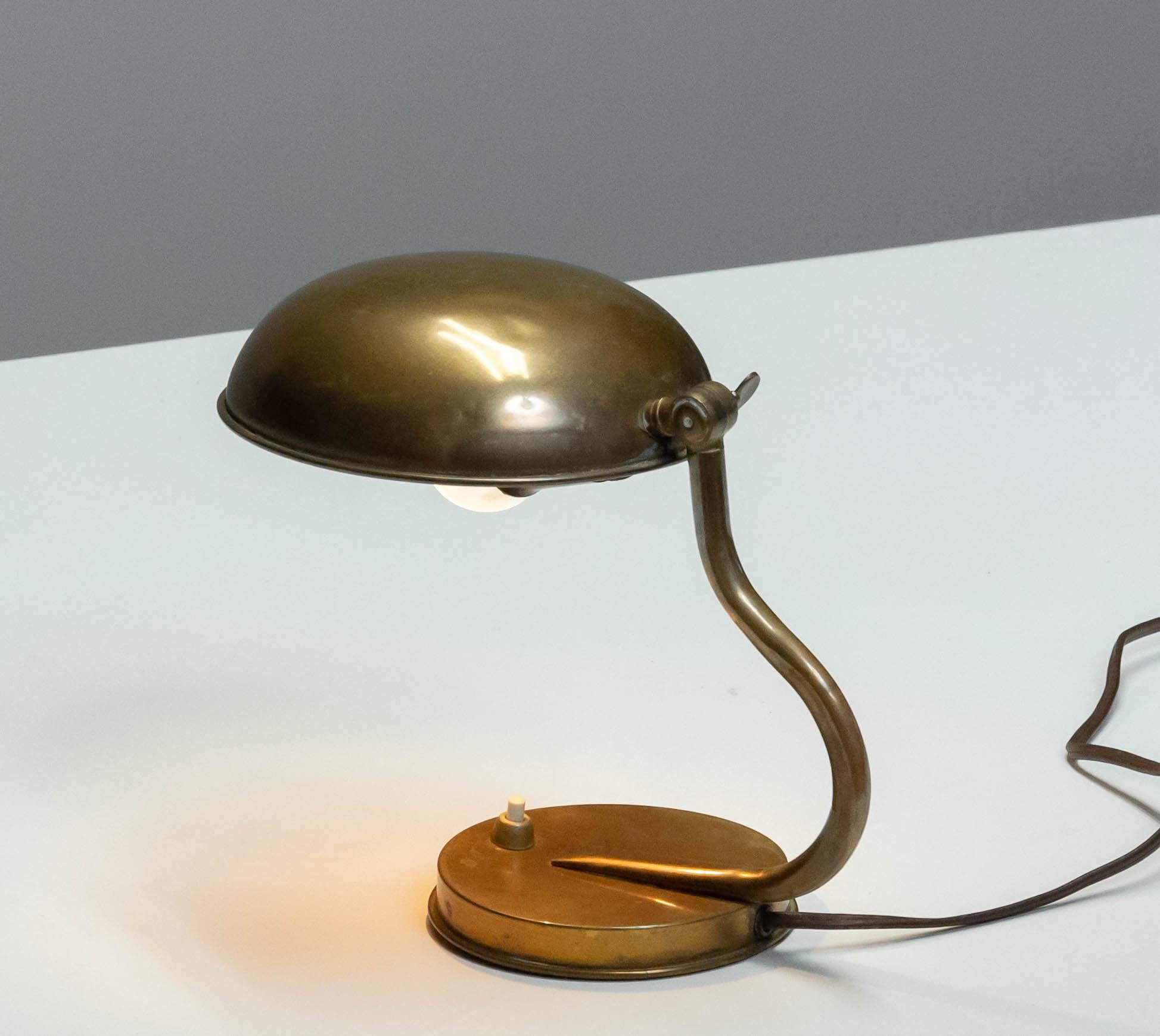 Milieu du XXe siècle Lampe de table / bureau des années 1930-1940 avec abat-jour réglable en laiton par ASEA en vente