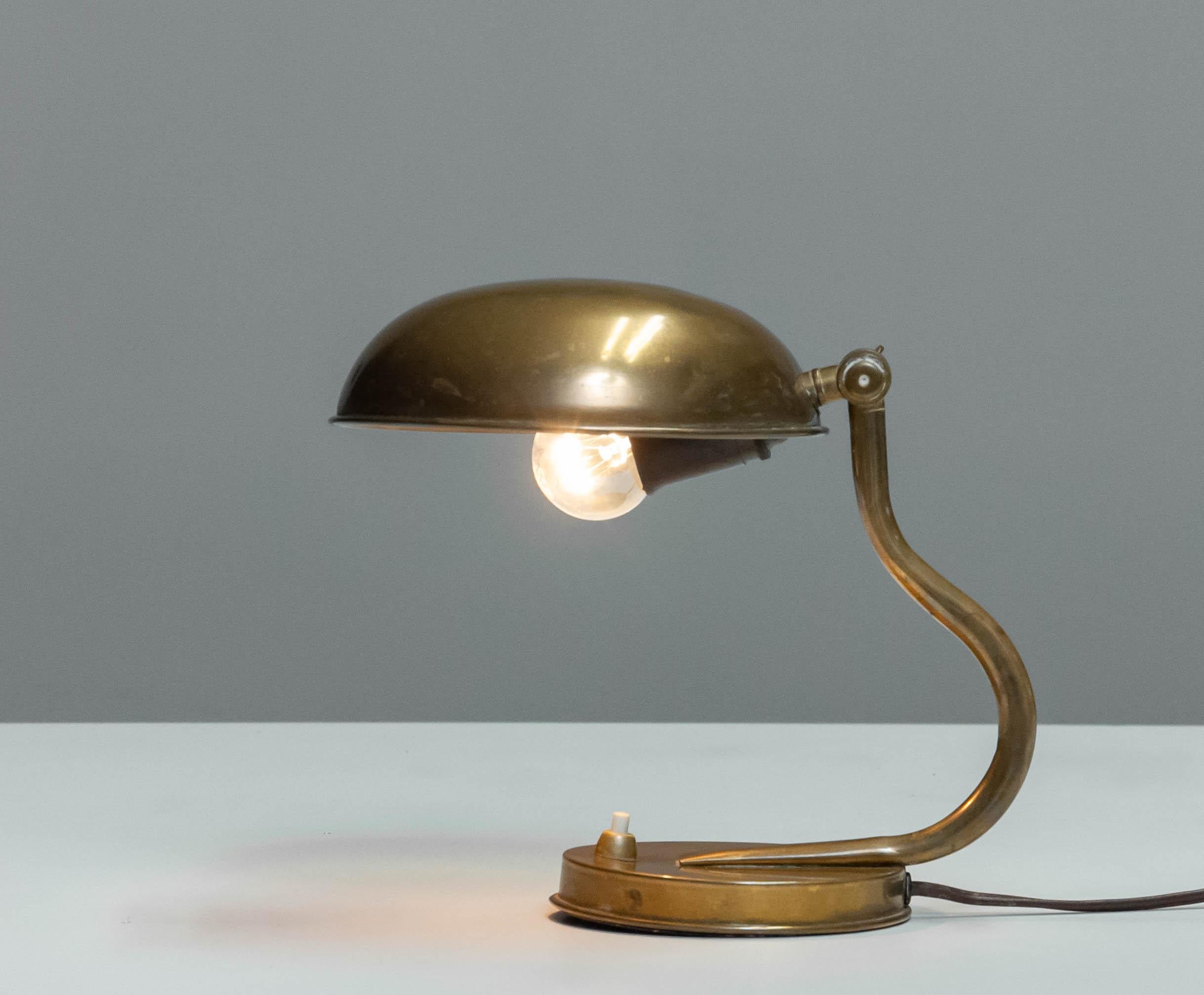 Lampe de table / bureau des années 1930-1940 avec abat-jour réglable en laiton par ASEA en vente 1