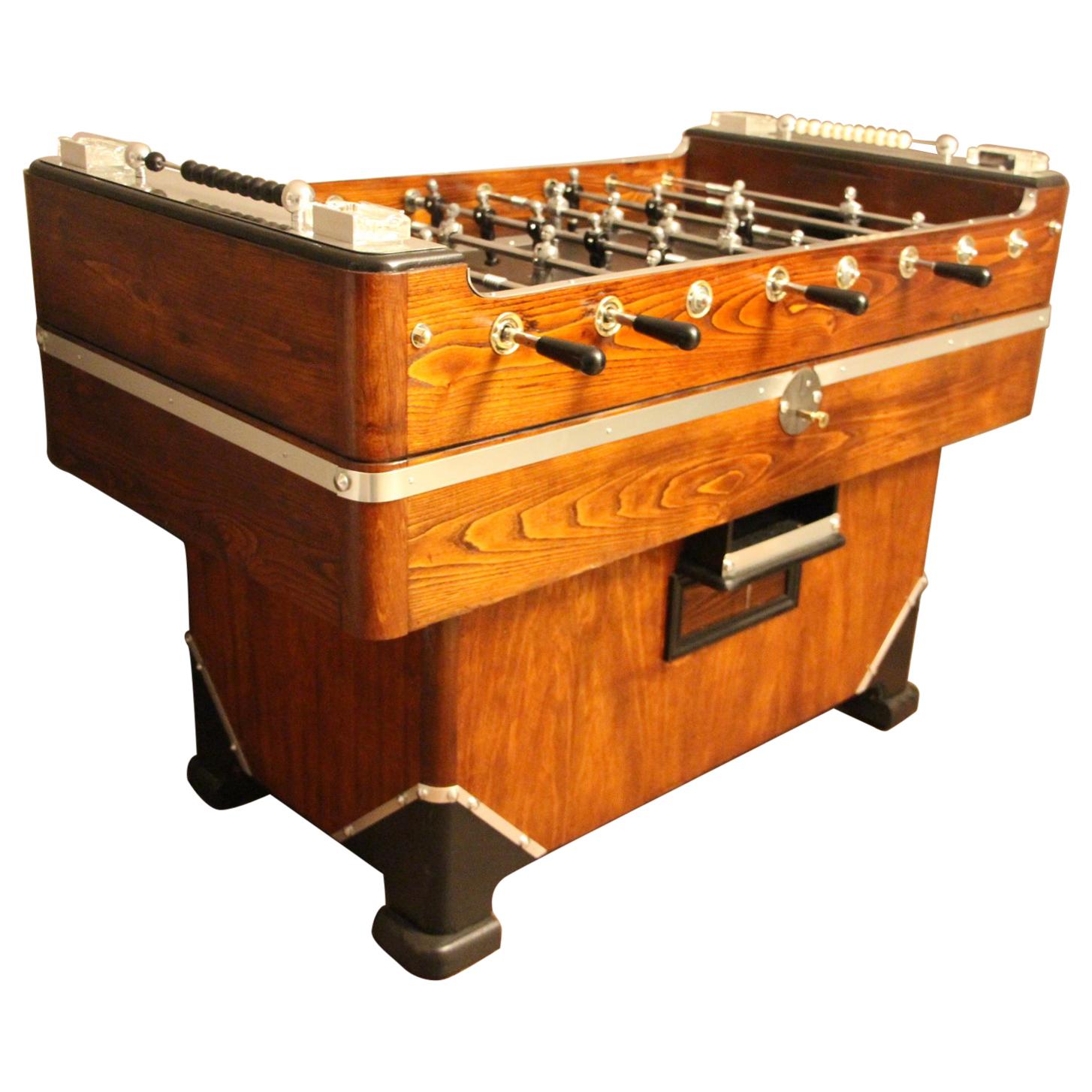 table de baby-foot en bois et aluminium des années 1930-1940:: table de jeu de football