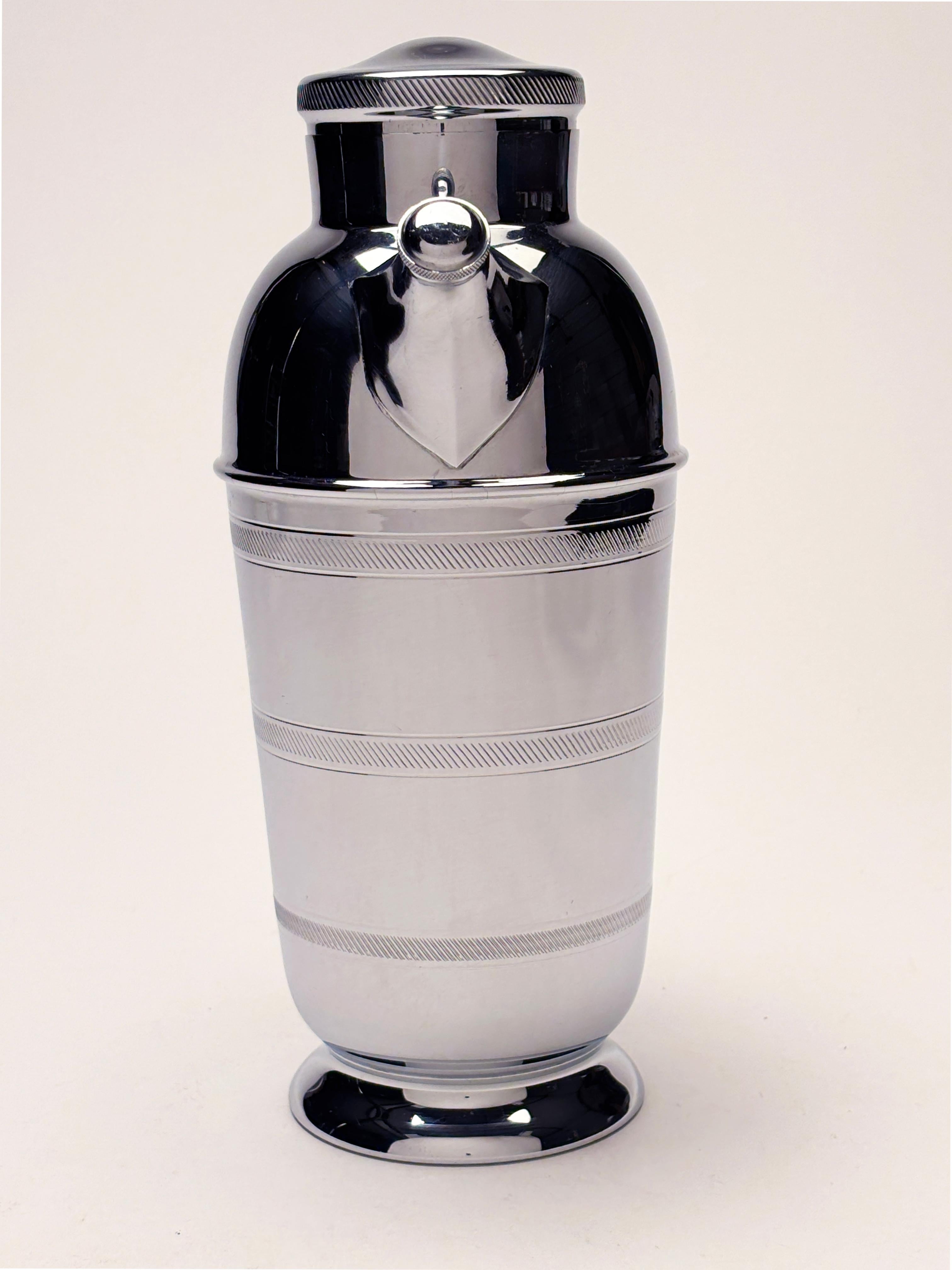 Chrome Shaker Art déco des années 1930-1950 avec poignée en bakélite en vente