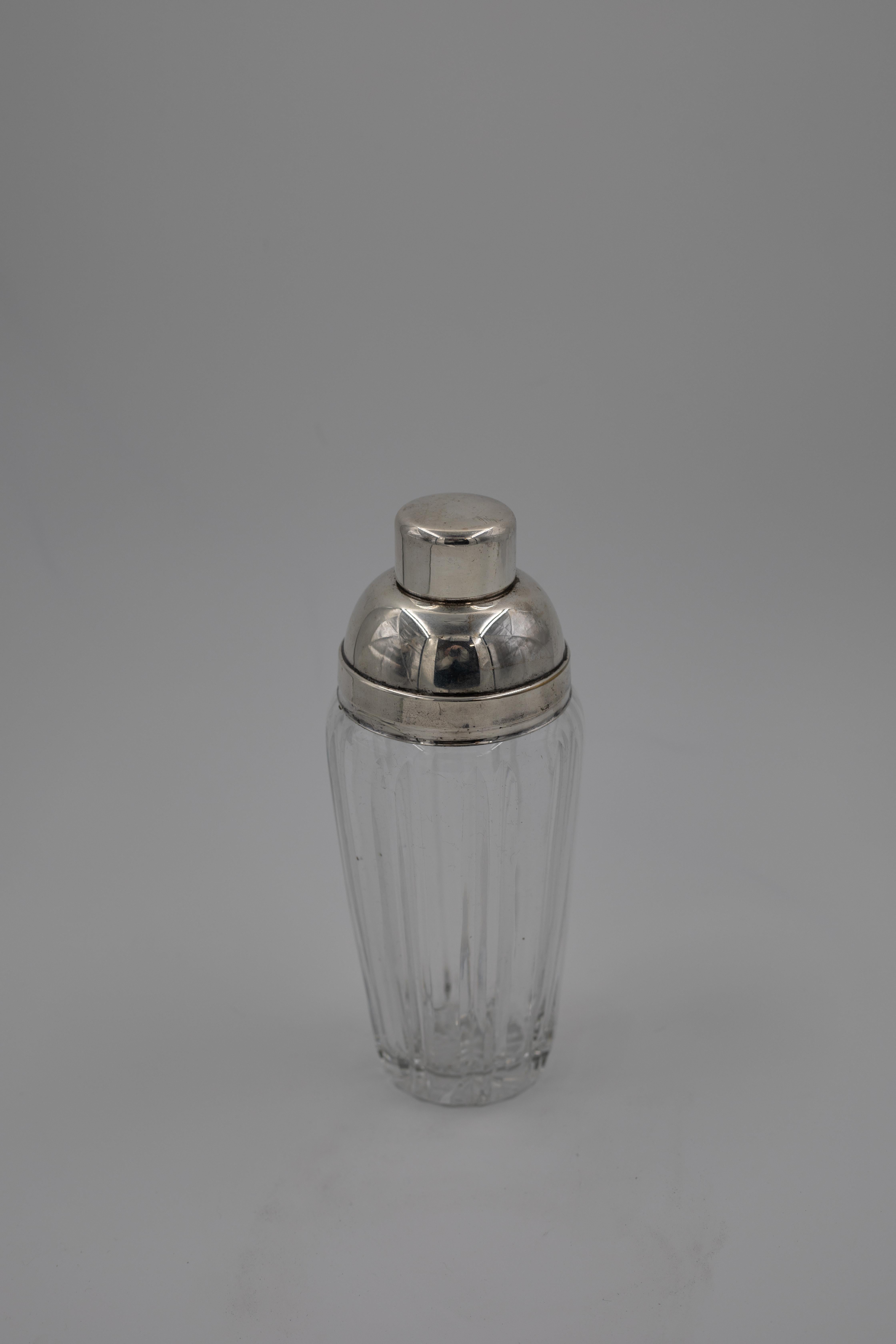 Eleganter Vintage-Cocktailshaker mit geriffeltem, vertikalem Glaskörper und klassisch versilbertem, gewölbtem Deckel und Kappe. Das Design schlägt eine schöne Brücke zwischen Art Deco und den Formen der frühen Jahrhundertmitte und bietet sowohl