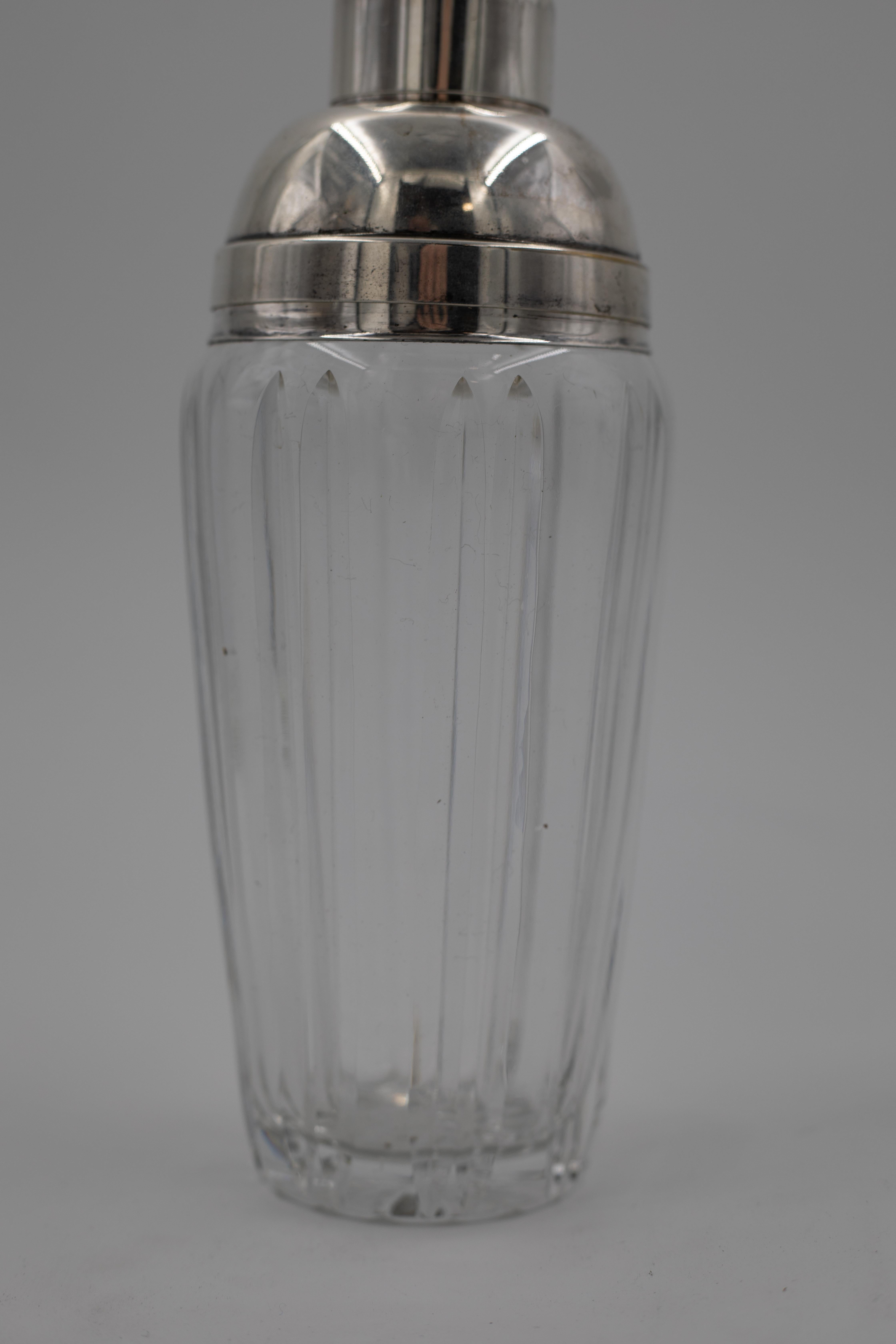 1930er-1950er Jahre Geriffelter Glas-Cocktail-Shaker mit versilbertem Deckel im Zustand „Gut“ im Angebot in North Charleston, SC