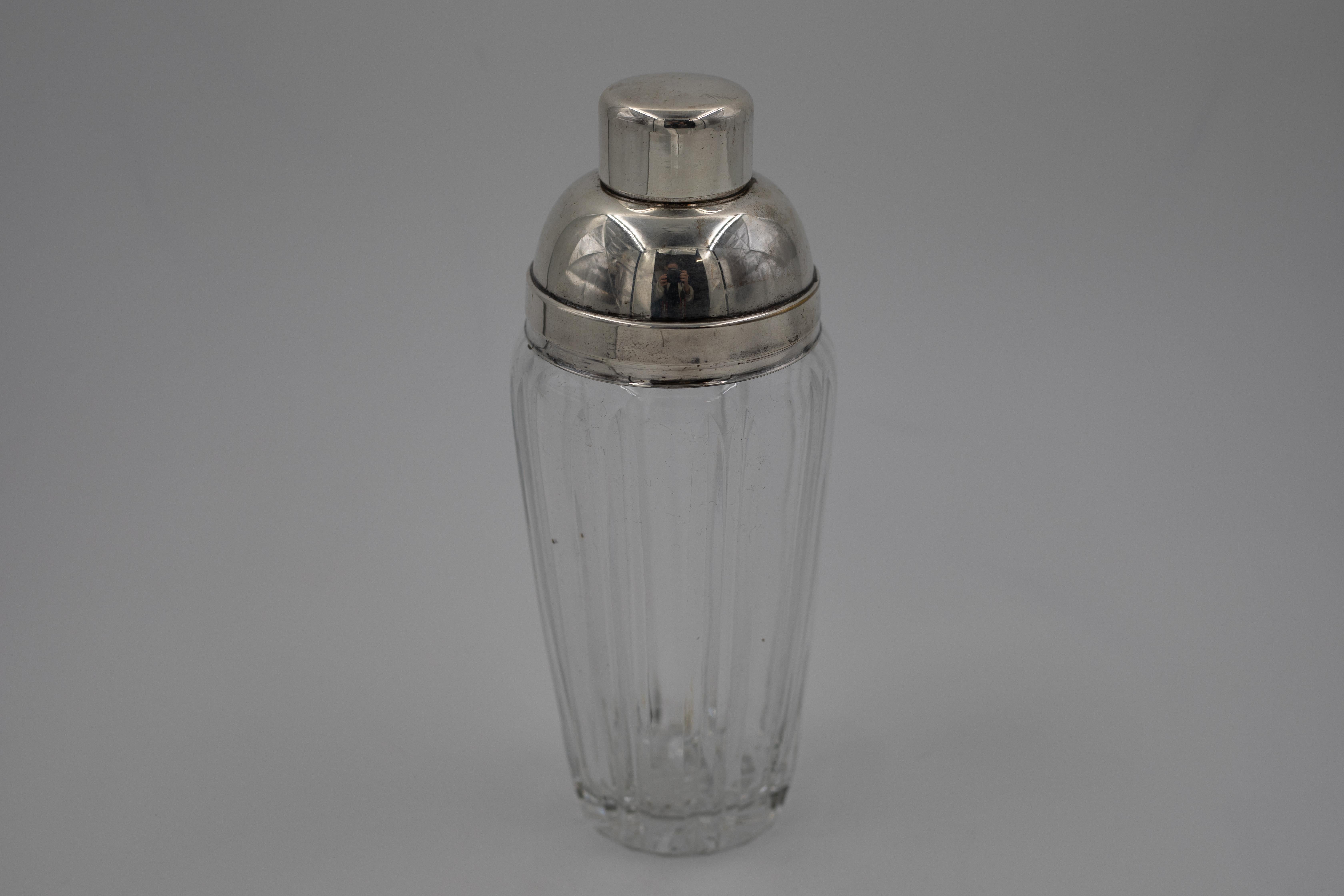 1930er-1950er Jahre Geriffelter Glas-Cocktail-Shaker mit versilbertem Deckel (20. Jahrhundert) im Angebot