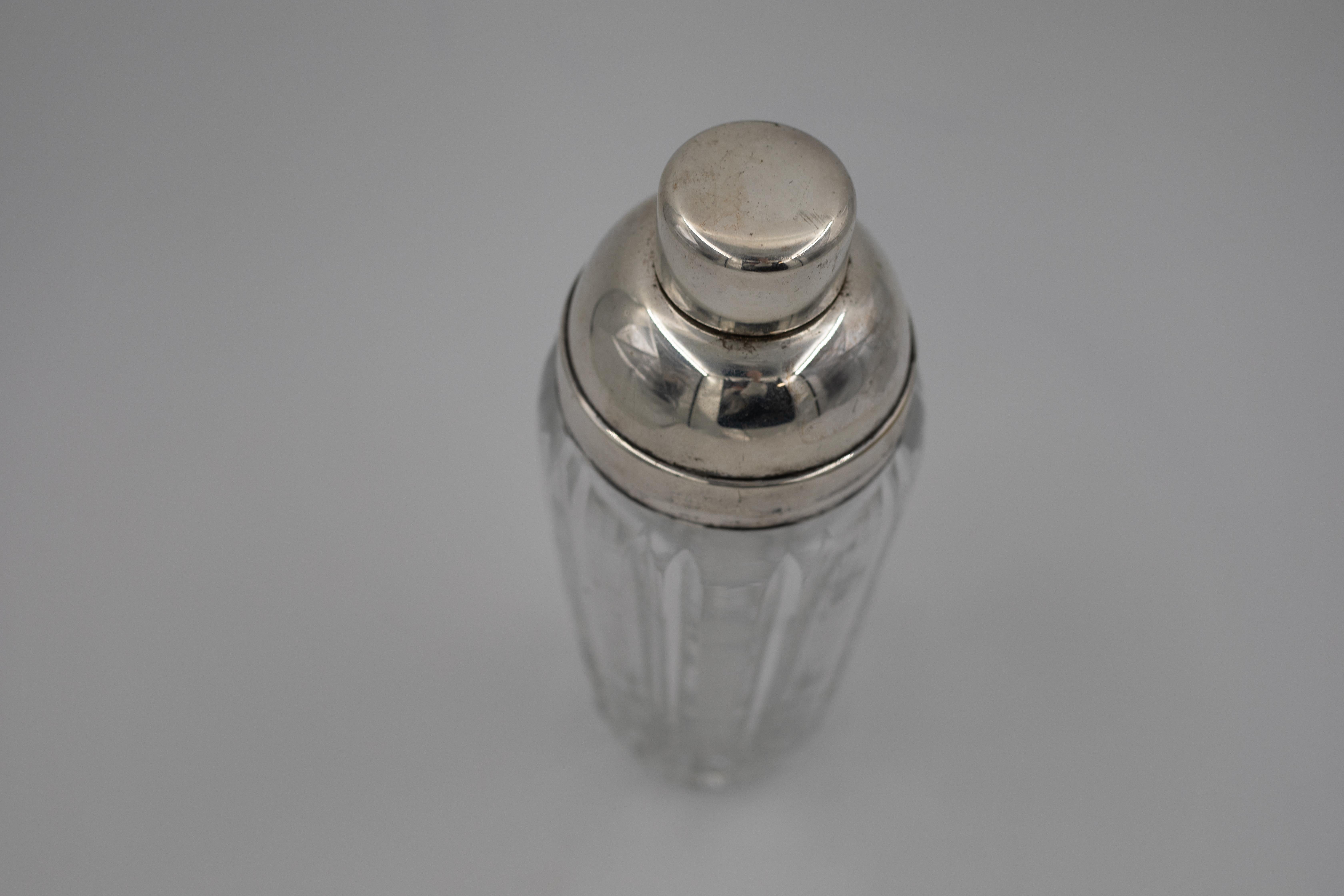 1930er-1950er Jahre Geriffelter Glas-Cocktail-Shaker mit versilbertem Deckel (Versilberung) im Angebot