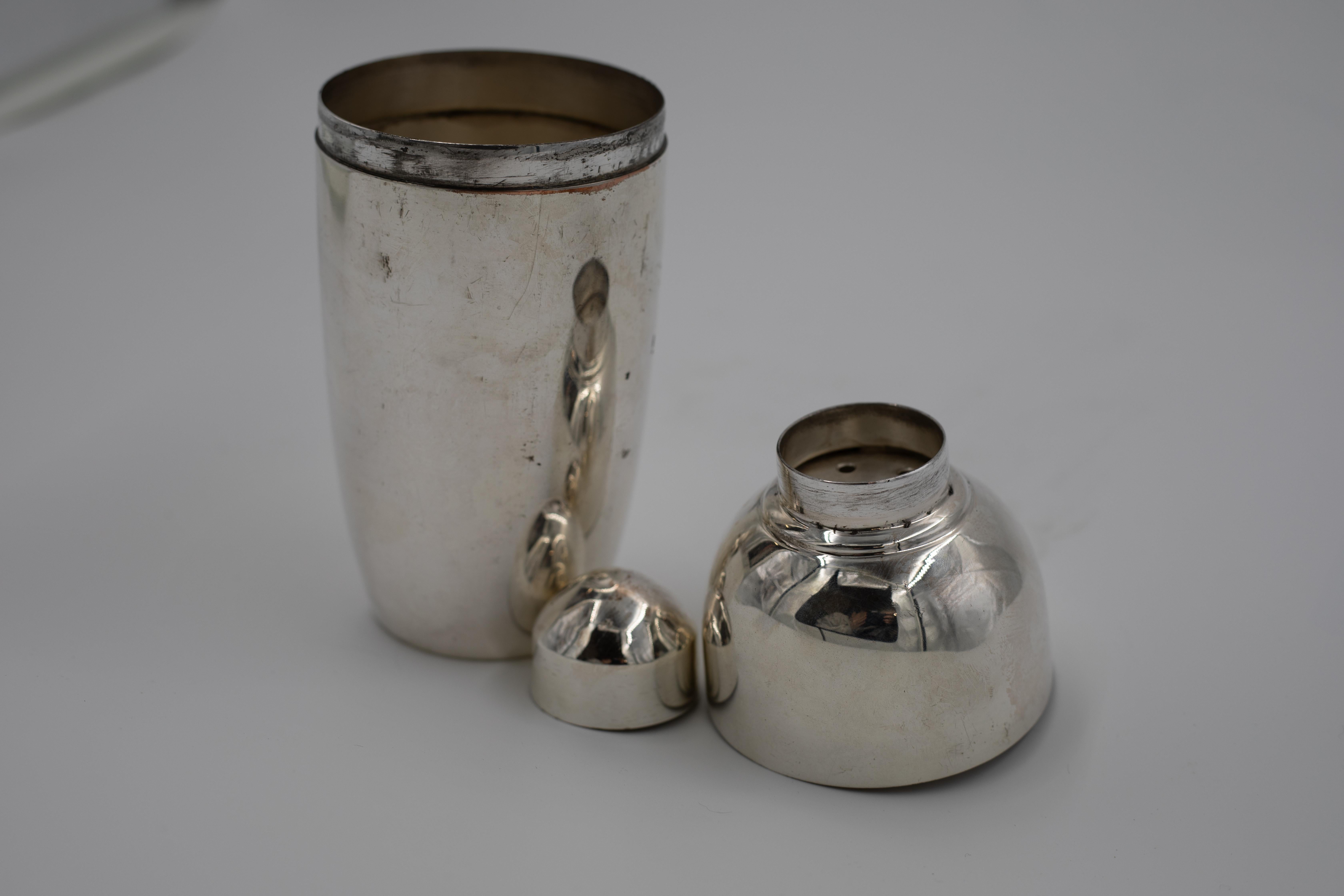 1930s–1950s Silver-Plated Cocktail Shaker – Streamlined Art Deco Form (20. Jahrhundert) im Angebot