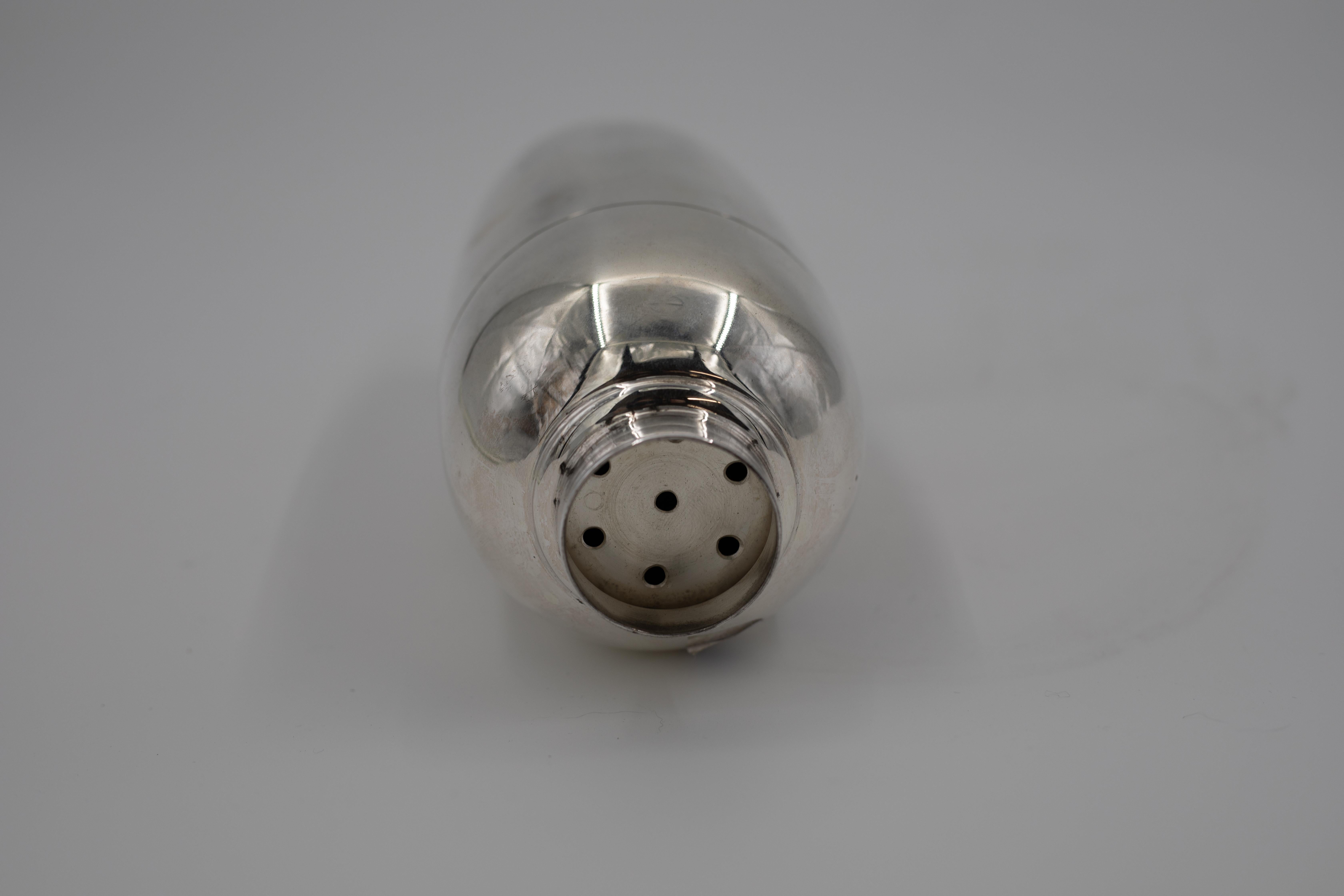 1930s–1950s Silver-Plated Cocktail Shaker – Streamlined Art Deco Form (Versilberung) im Angebot