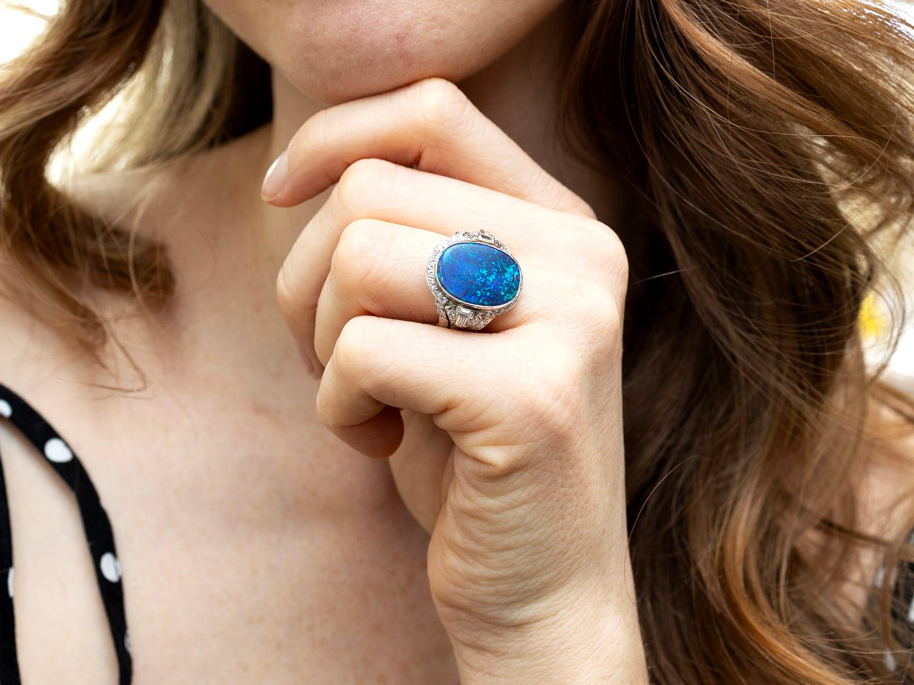 1930s Anillo de cóctel en platino con ópalo negro de 3,83 quilates y diamantes de 1,15 quilates Cabujón en venta