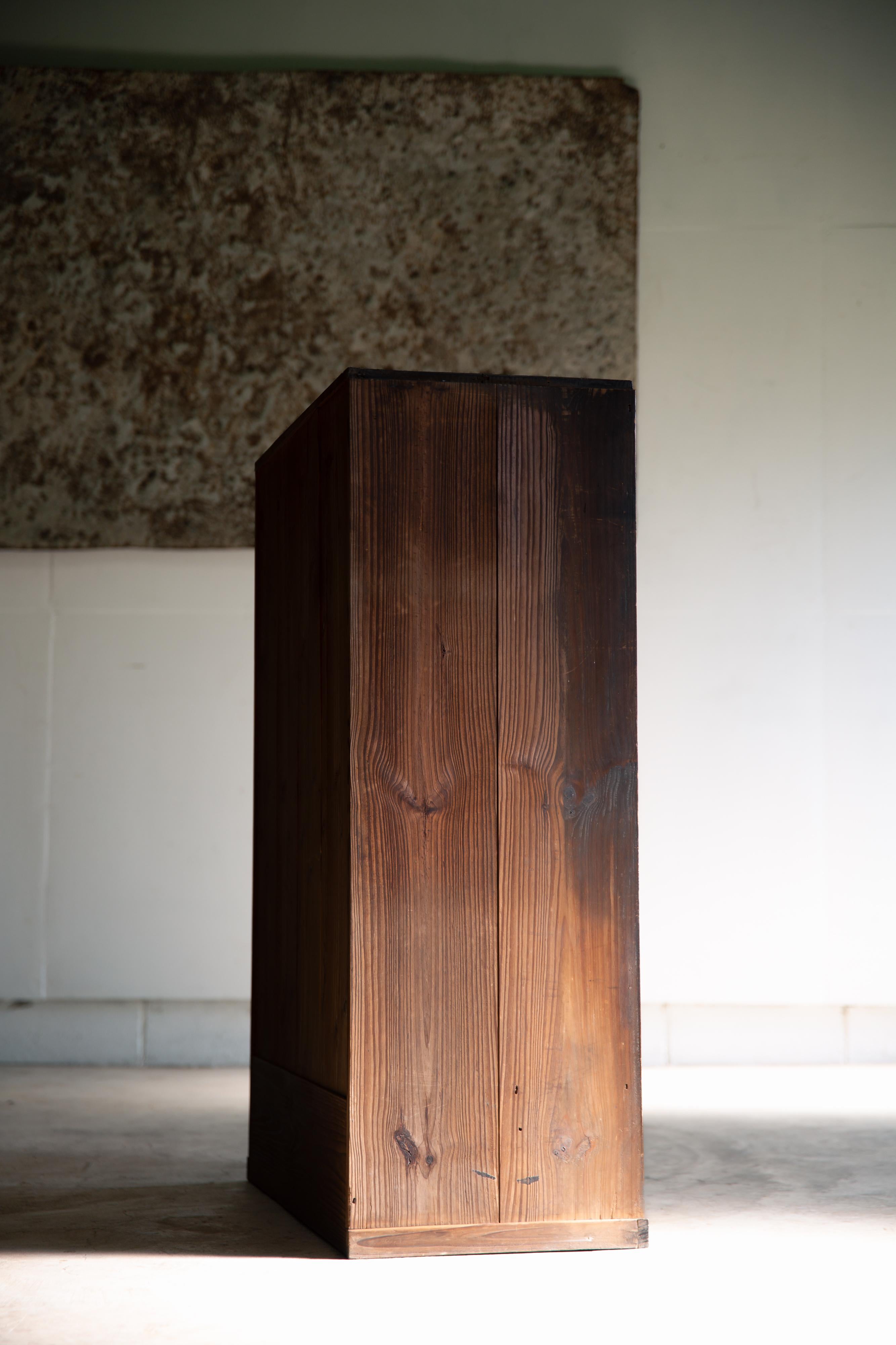 1930s - 1940s Japanese antique mid-size closet with drawers, wabi sabi organic For Sale 3