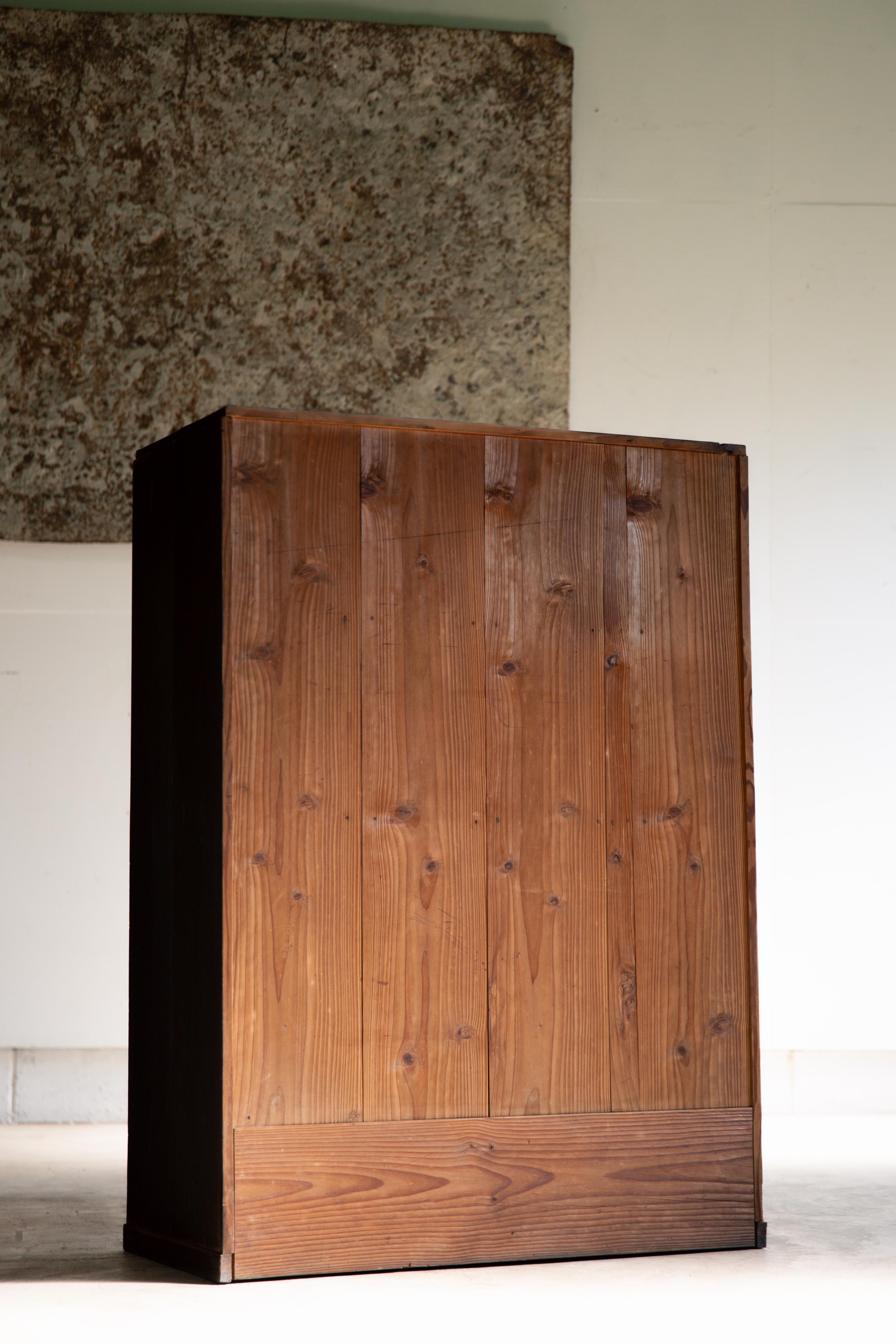 1930s - 1940s Japanese antique mid-size closet with drawers, wabi sabi organic For Sale 5