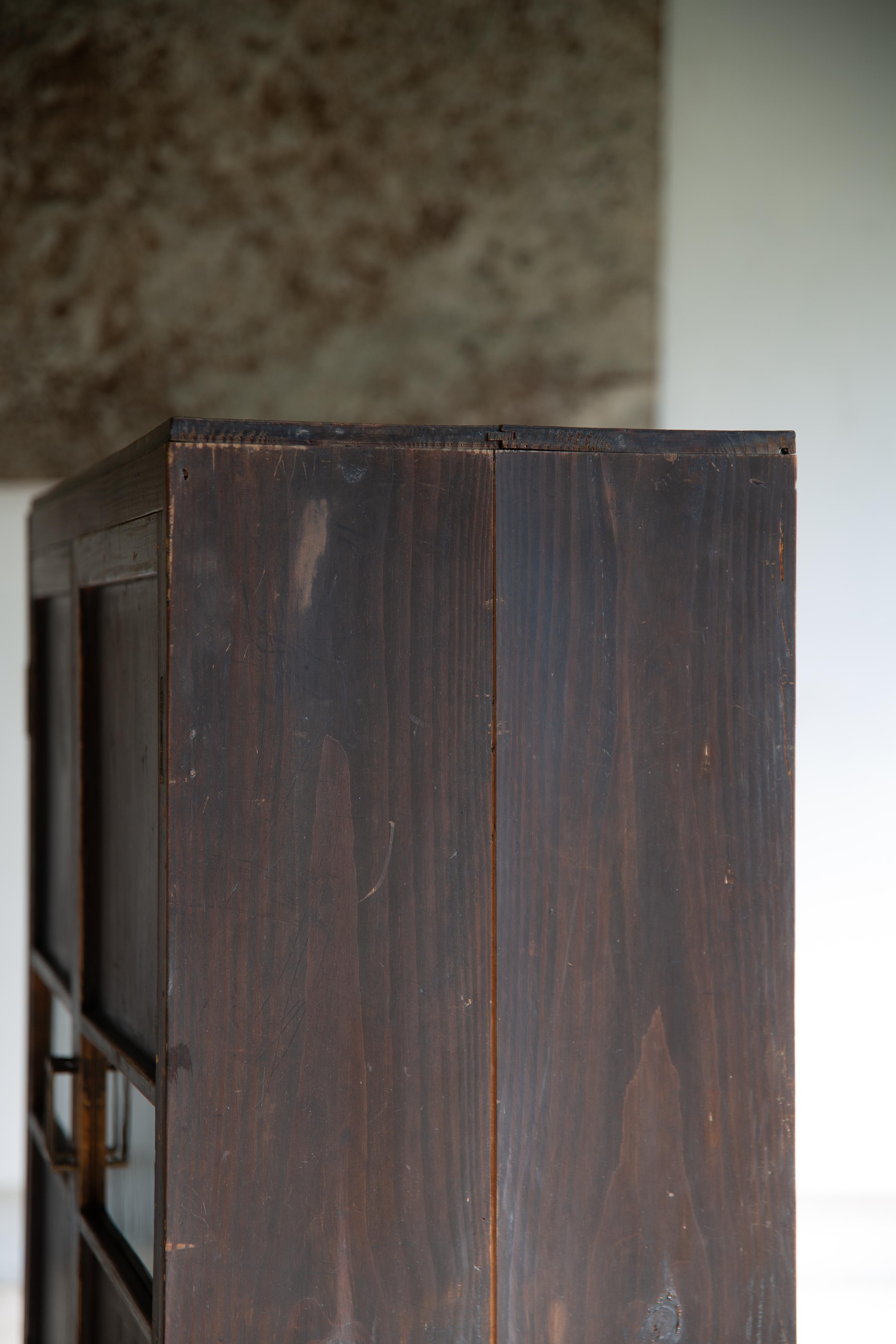 1930s - 1940s Japanese antique mid-size closet with drawers, wabi sabi organic For Sale 7
