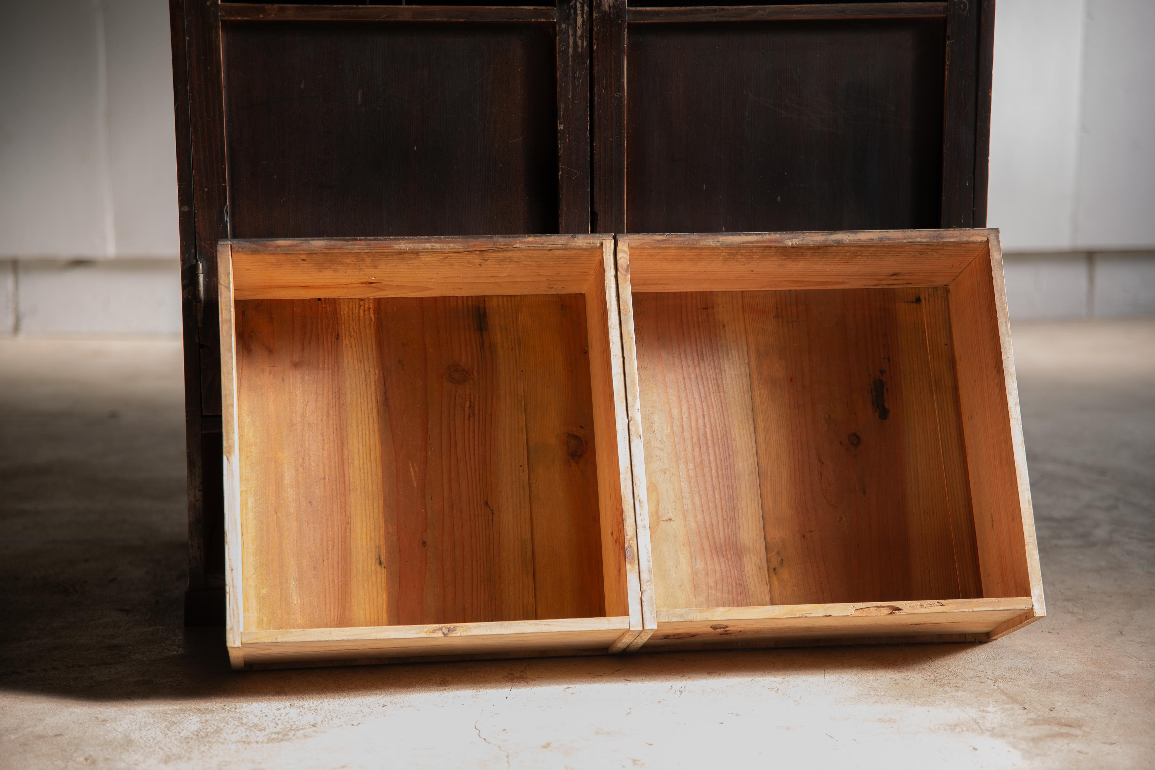 1930s - 1940s Japanese antique mid-size closet with drawers, wabi sabi organic For Sale 12
