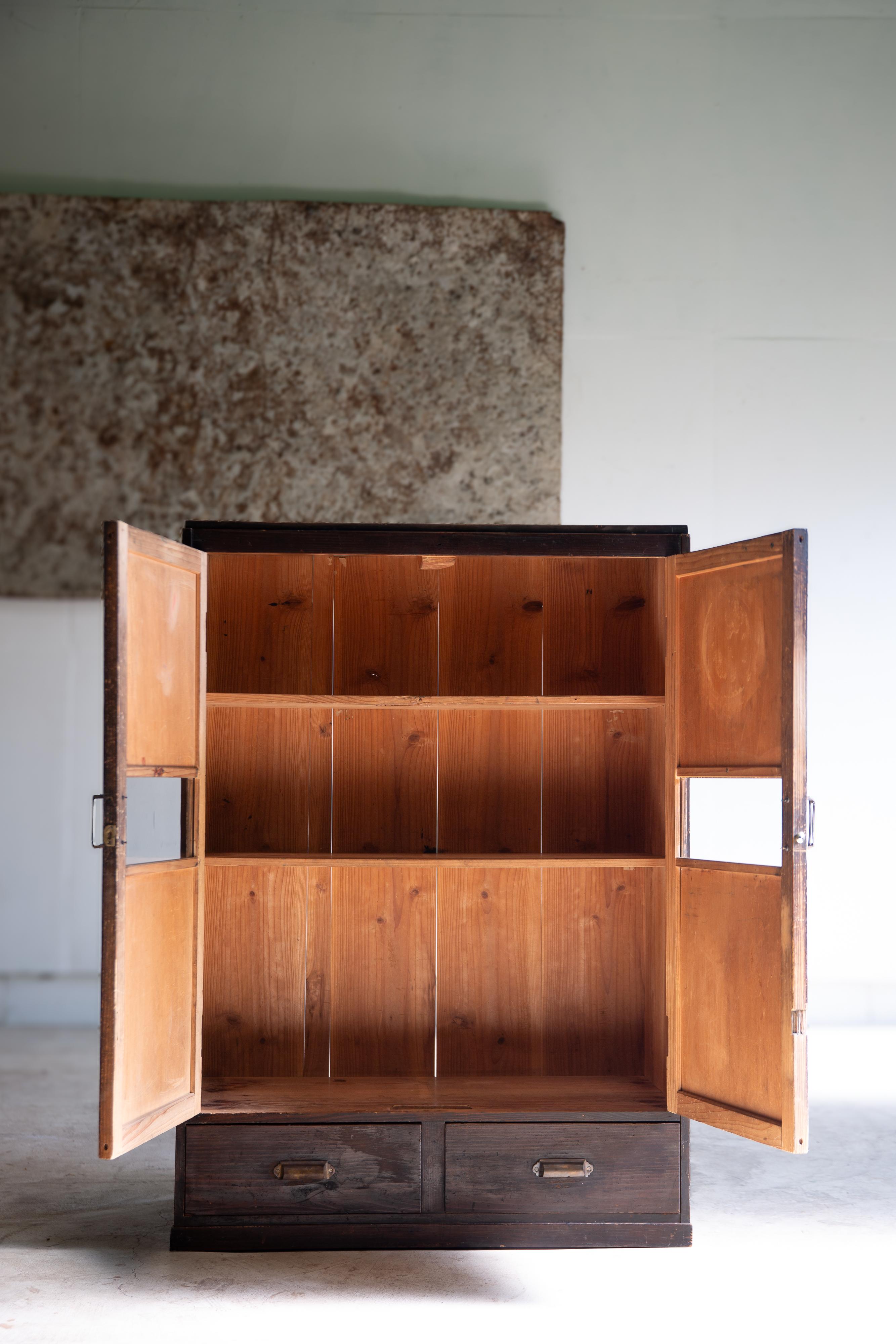 1930s - 1940s Japanese antique mid-size closet with drawers, wabi sabi organic In Good Condition For Sale In 常陸大宮市, JP